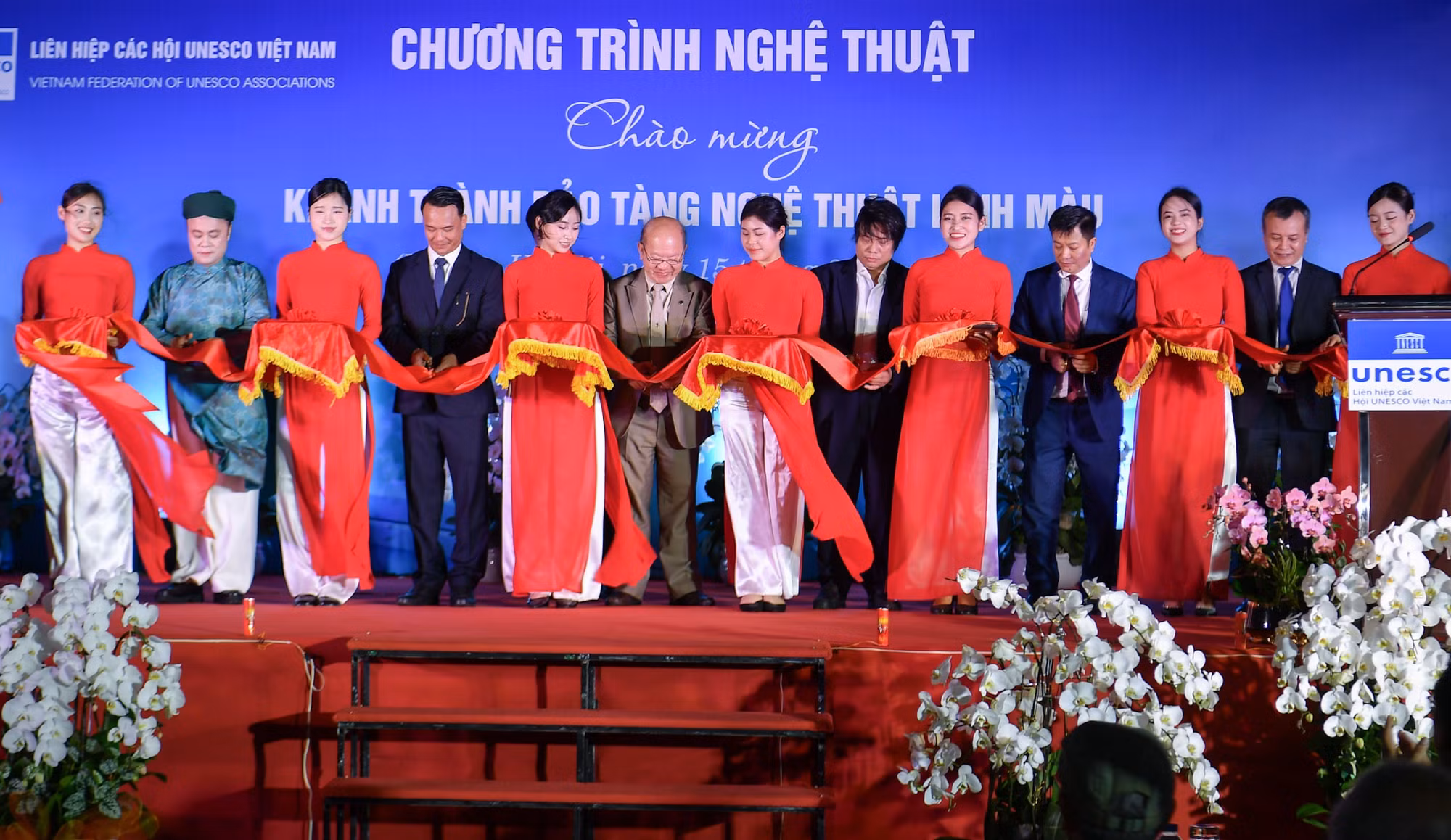 Các đại biểu cắt băng khai trương Bảo tàng Nghệ thuật kính màu. Các đại biểu cắt băng khai trương Bảo tàng Nghệ thuật kính màu.