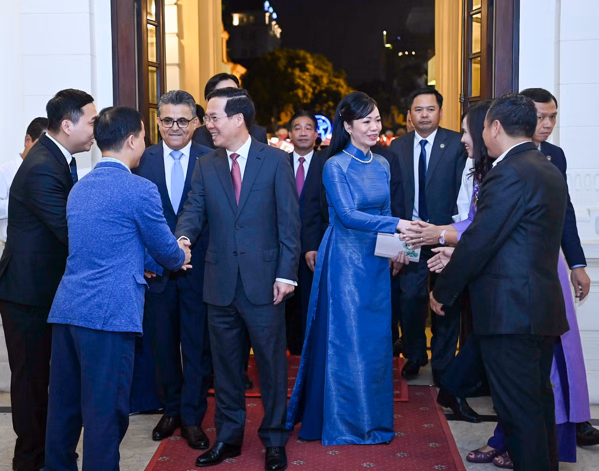 Chủ tịch nước Võ Văn Thưởng và Phu nhân và các đại biểu dự lễ kỷ niệm. Chủ tịch nước Võ Văn Thưởng và Phu nhân và các đại biểu dự lễ kỷ niệm.