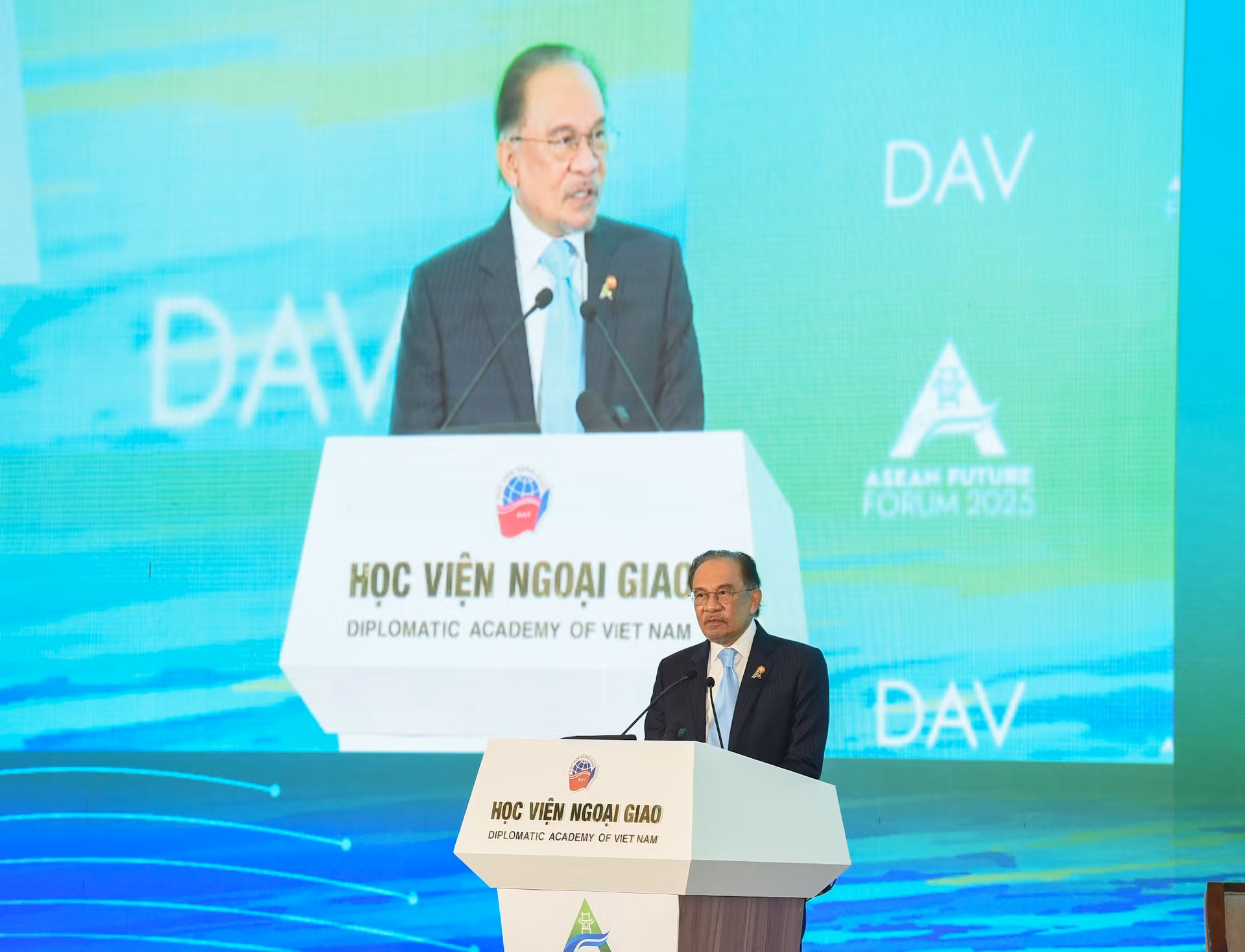 Thủ tướng Malaysia, Chủ tịch ASEAN 2025 Anwar Ibrahim phát biểu tại diễn đàn AFF 2025. (Ảnh: TRẦN HẢI)