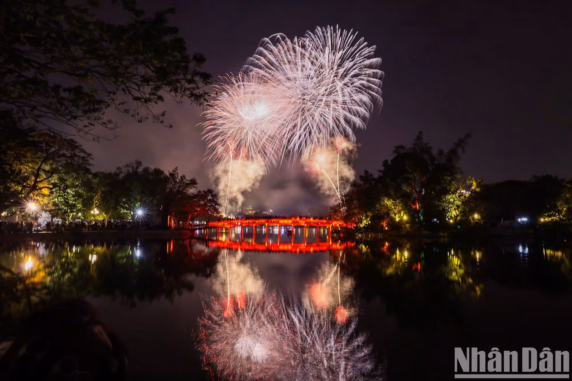 Pháo hoa rực rỡ trên bầu trời Hà Nội, đón mừng năm mới Ất Tỵ 2025. (Ảnh: Báo Nhân Dân) 
