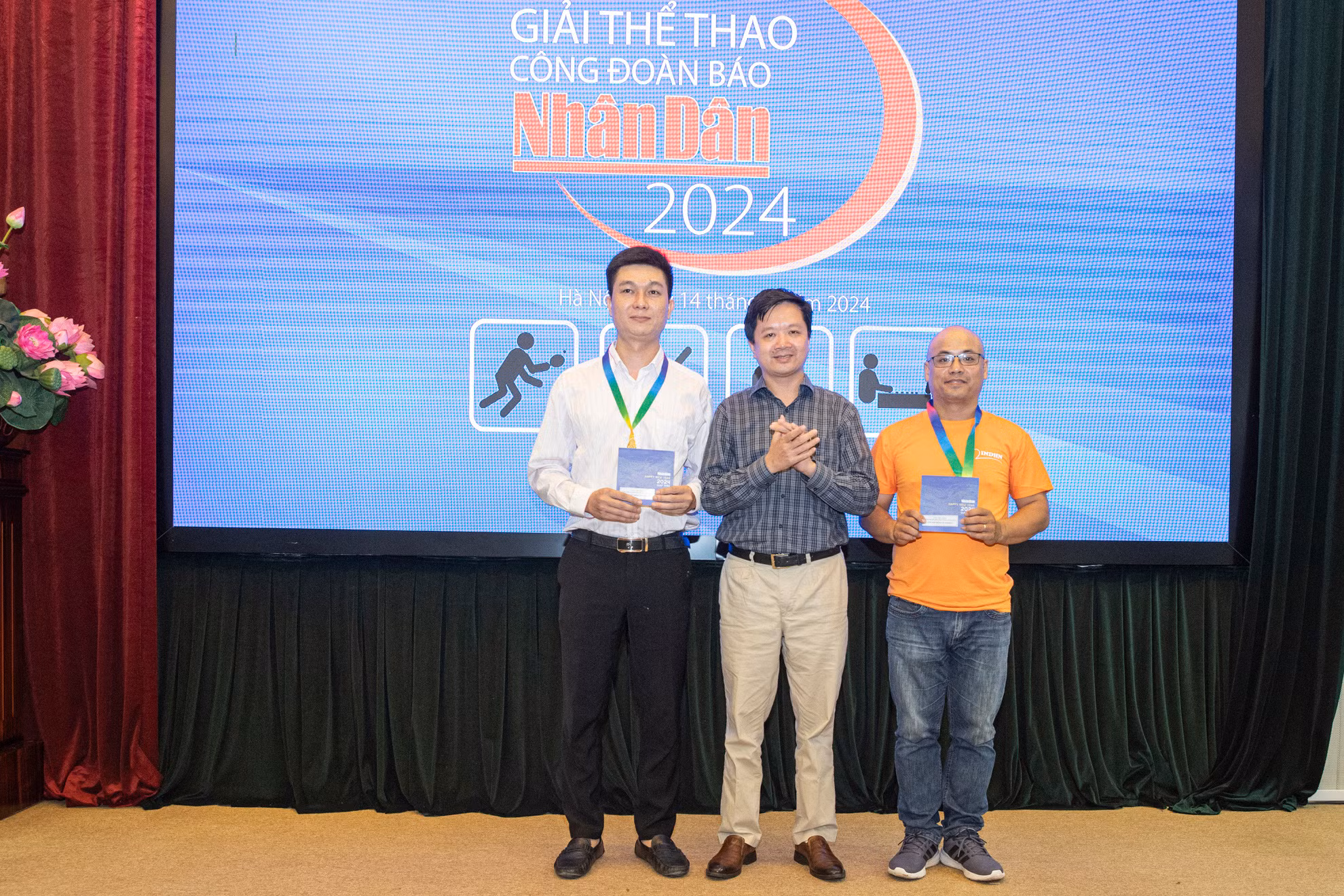 Phó Chủ tịch Công đoàn Báo Nhân Dân Tạ Quang Dũng trao giải tặng các đoàn viên đạt thành tích tại môn cờ tướng.