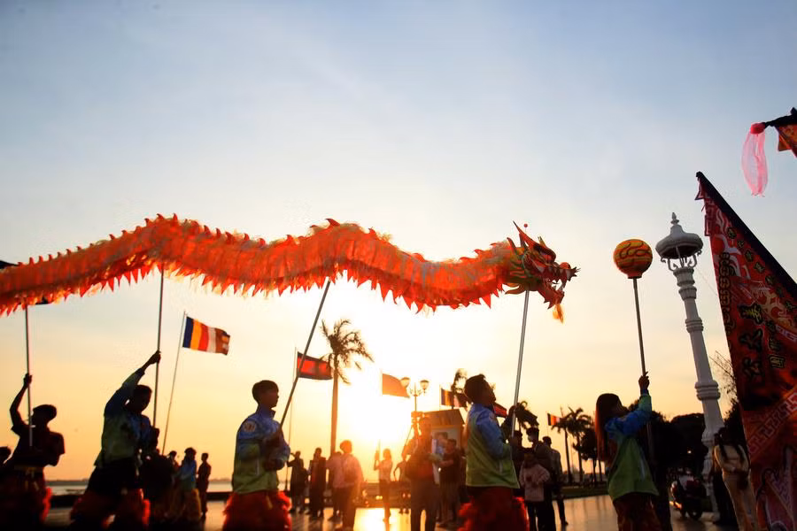 Biểu diễn múa rồng trước Cung điện Hoàng gia ở Phnom Penh, Campuchia, ngày 28/1/2025. (Ảnh: Xinhua)