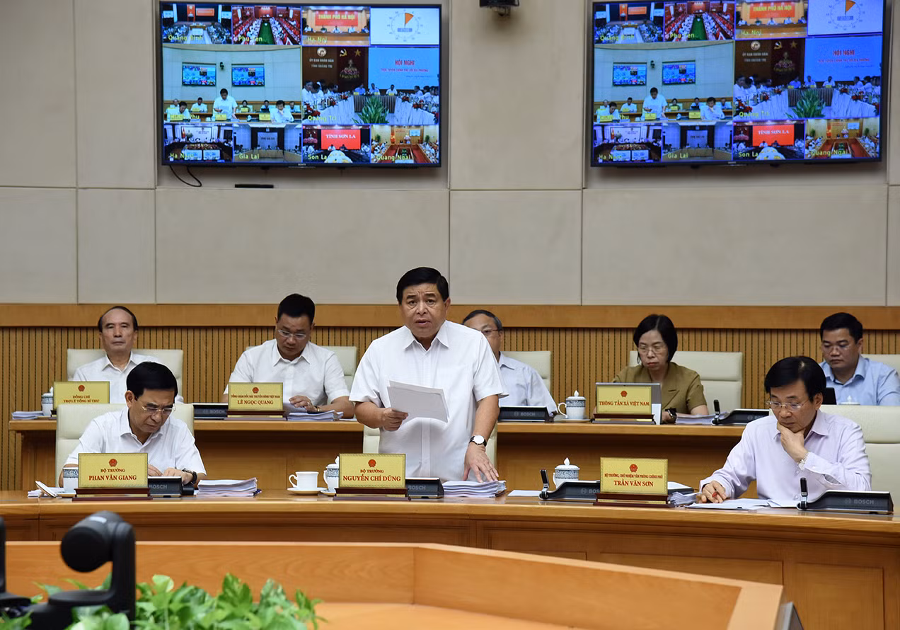 Bộ trưởng Kế hoạch và Đầu tư Nguyễn Chí Dũng phát biểu tại phiên họp. Bộ trưởng Kế hoạch và Đầu tư Nguyễn Chí Dũng phát biểu tại phiên họp.