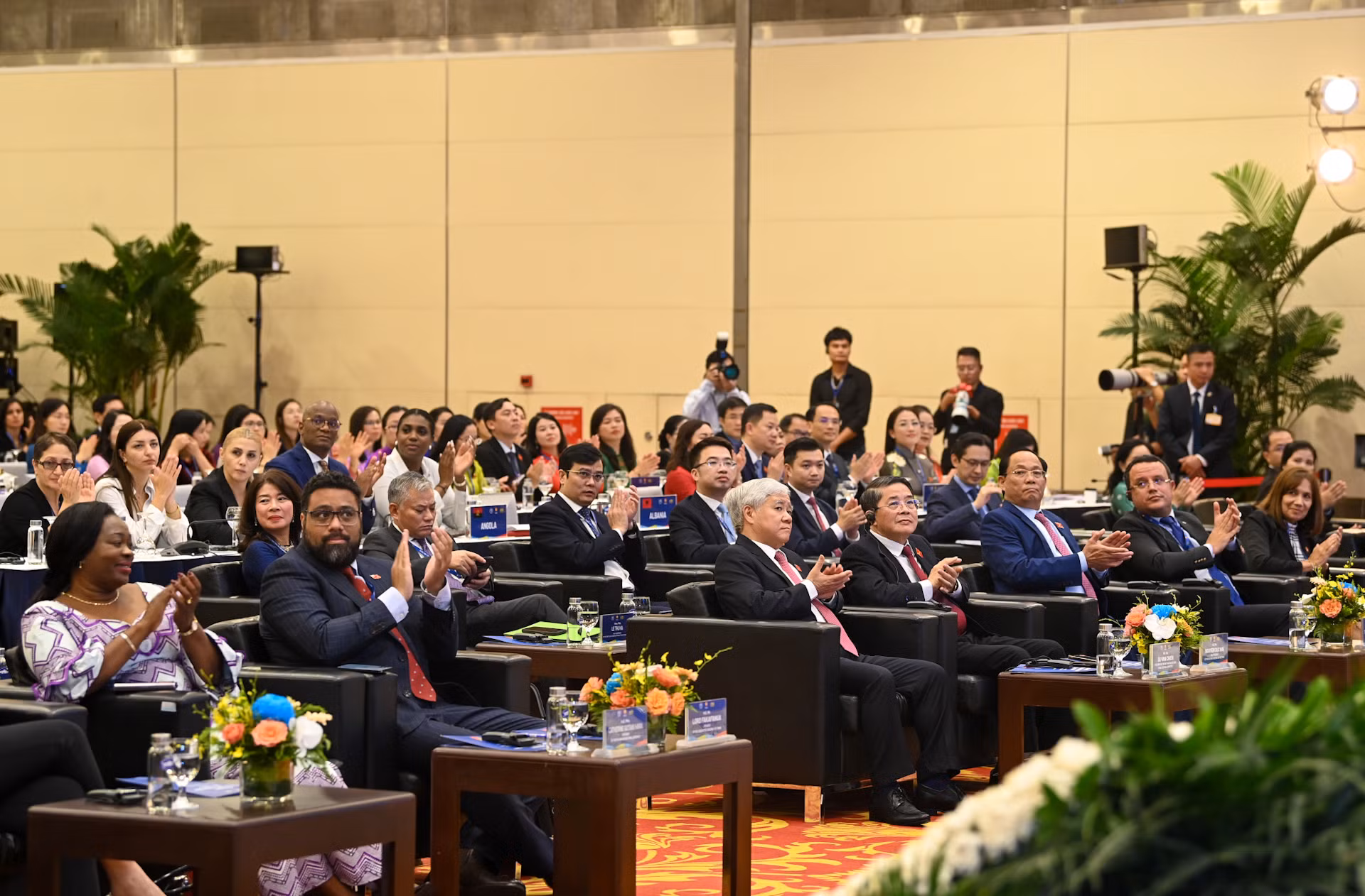 Chủ tịch Ủy ban Trung ương Mặt trận Tổ quốc Việt Nam Đỗ Văn Chiến cùng các Phó Chủ tịch Quốc hội và các đại biểu dự phiên bế mạc. Chủ tịch Ủy ban Trung ương Mặt trận Tổ quốc Việt Nam Đỗ Văn Chiến cùng các Phó Chủ tịch Quốc hội và các đại biểu dự phiên bế mạc.