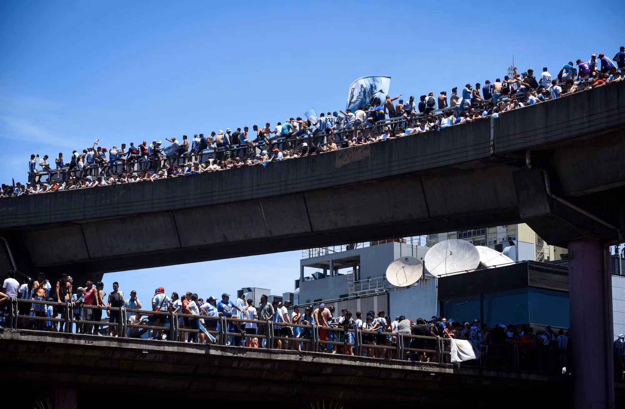 Người hâm mộ Argentina tập trung chờ đoàn diễu hành mừng công đi qua. (Ảnh: Reuters) Người hâm mộ Argentina tập trung chờ đoàn diễu hành mừng công đi qua. (Ảnh: Reuters)