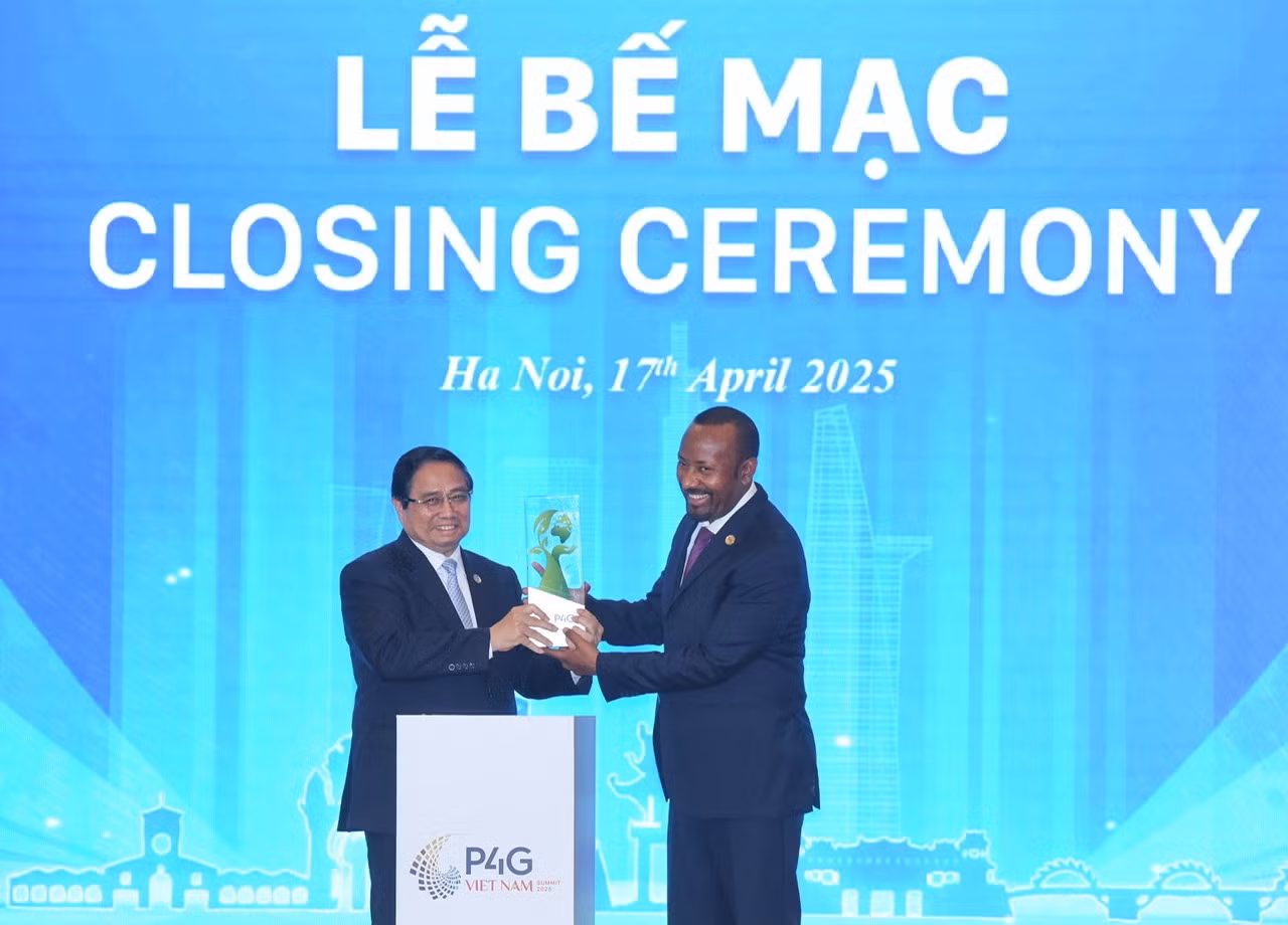 Thủ tướng Phạm Minh Chính trao biểu trưng đăng cai tổ chức Hội nghị Thượng đỉnh P4G lần thứ 5 cho Thủ tướng Ethiopia Abiy Ahmed Ali. (Ảnh: TRẦN HẢI) Thủ tướng Phạm Minh Chính trao biểu trưng đăng cai tổ chức Hội nghị Thượng đỉnh P4G lần thứ 5 cho Thủ tướng Ethiopia Abiy Ahmed Ali. (Ảnh: TRẦN HẢI)