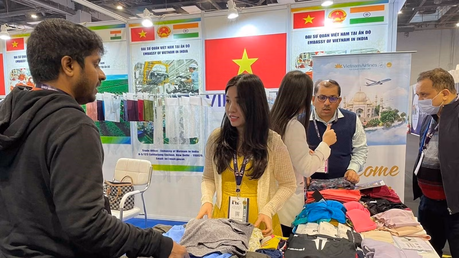 Khách quốc tế tìm hiểu các sản phẩm dệt may của Việt Nam tại hội chợ dệt may quốc tế ở Ấn Độ. (Ảnh: TTXVN) Khách quốc tế tìm hiểu các sản phẩm dệt may của Việt Nam tại hội chợ dệt may quốc tế ở Ấn Độ. (Ảnh: TTXVN)