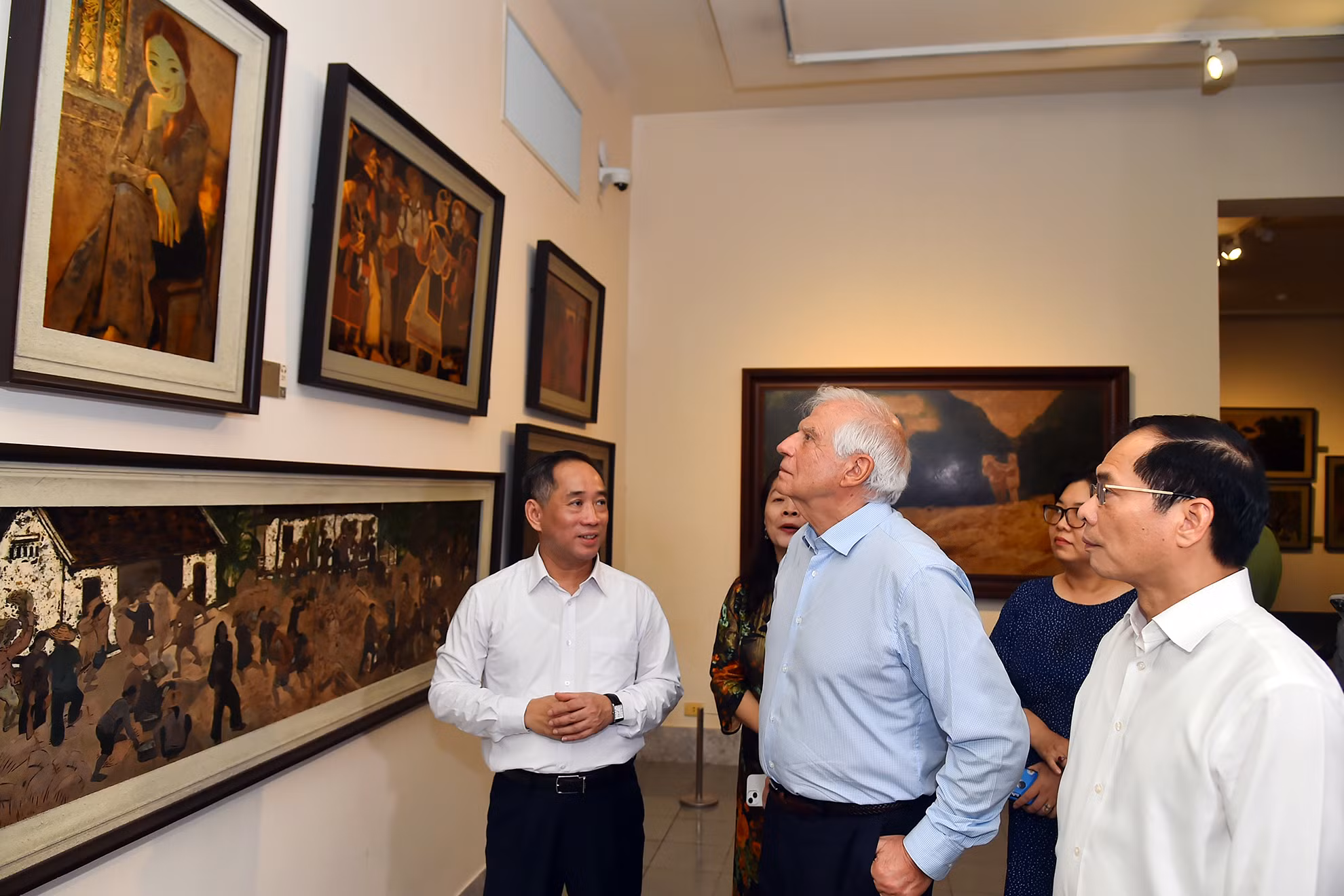 Bộ trưởng Ngoại giao Bùi Thanh Sơn và Phó Chủ tịch Ủy ban châu Âu Josep Borell Fontelles tham quan các bức tranh được triển lãm tại Bảo tàng Mỹ thuật Việt Nam.