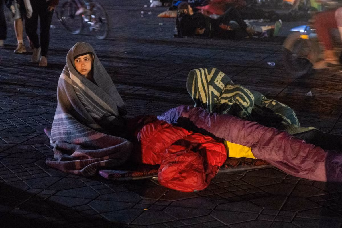 Người dân Marrakech ngủ ngoài trời ở một quảng trường trong đêm, đề phòng nhà sập do ảnh hưởng động đất. (Ảnh: AFP/Getty Images/CNN)