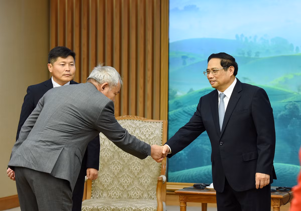Thủ tướng Phạm Minh Chính đón các thành viên đi cùng Bộ trưởng Tư pháp và Nội vụ Mông Cổ Khishgee Nyambaatar. Thủ tướng Phạm Minh Chính đón các thành viên đi cùng Bộ trưởng Tư pháp và Nội vụ Mông Cổ Khishgee Nyambaatar.