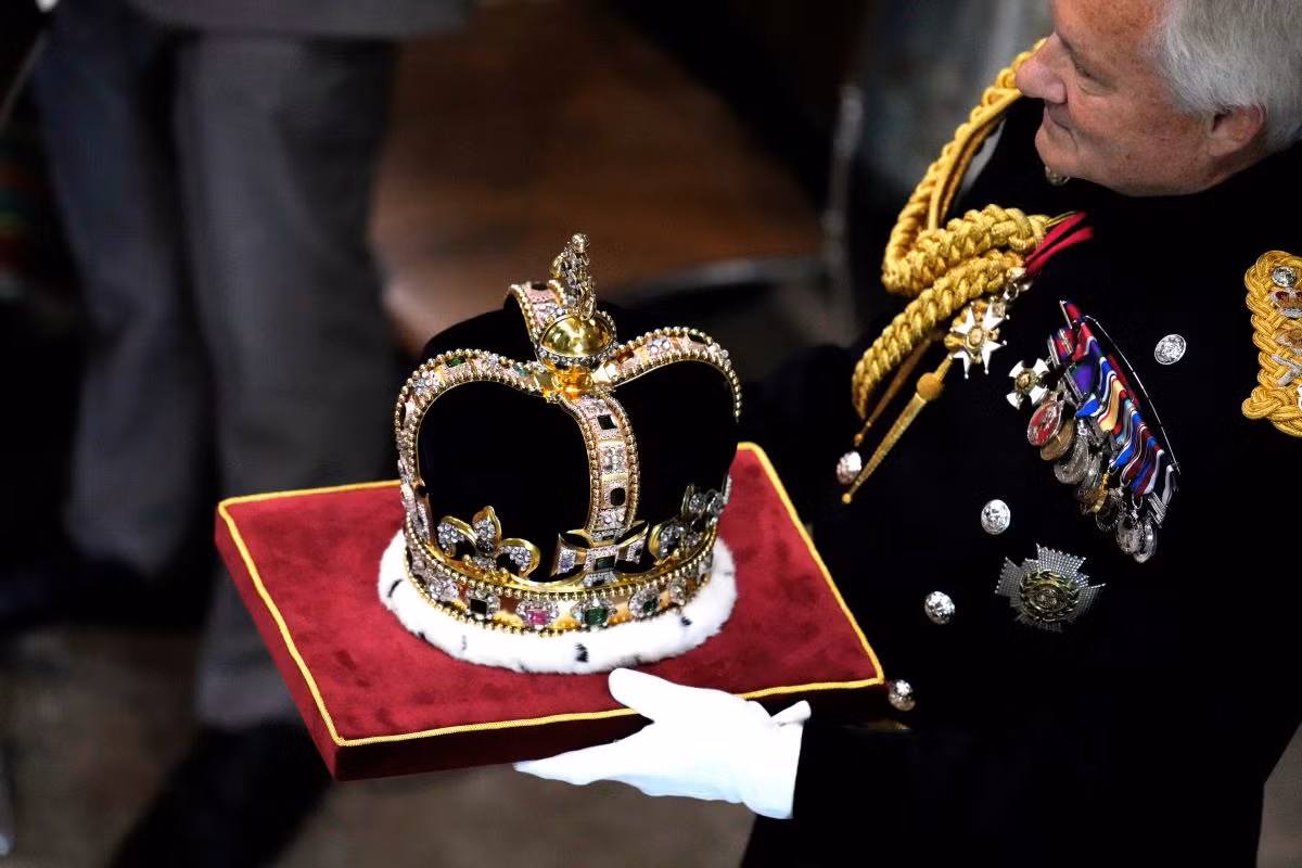 Vương miện Thánh Edward trong lễ đăng quang của Vua Charles III. Chiếc vương miện nặng khoảng 2,2kg, được tạo hình bởi một khung bằng vàng nguyên khối đính nhiều loại ngọc, cùng chiếc mũ nhung trên đỉnh và một dải lông chồn. Vương miện Thánh Edward đã được sử dụng kể từ lễ đăng quang của Vua Charles II vào năm 1661.