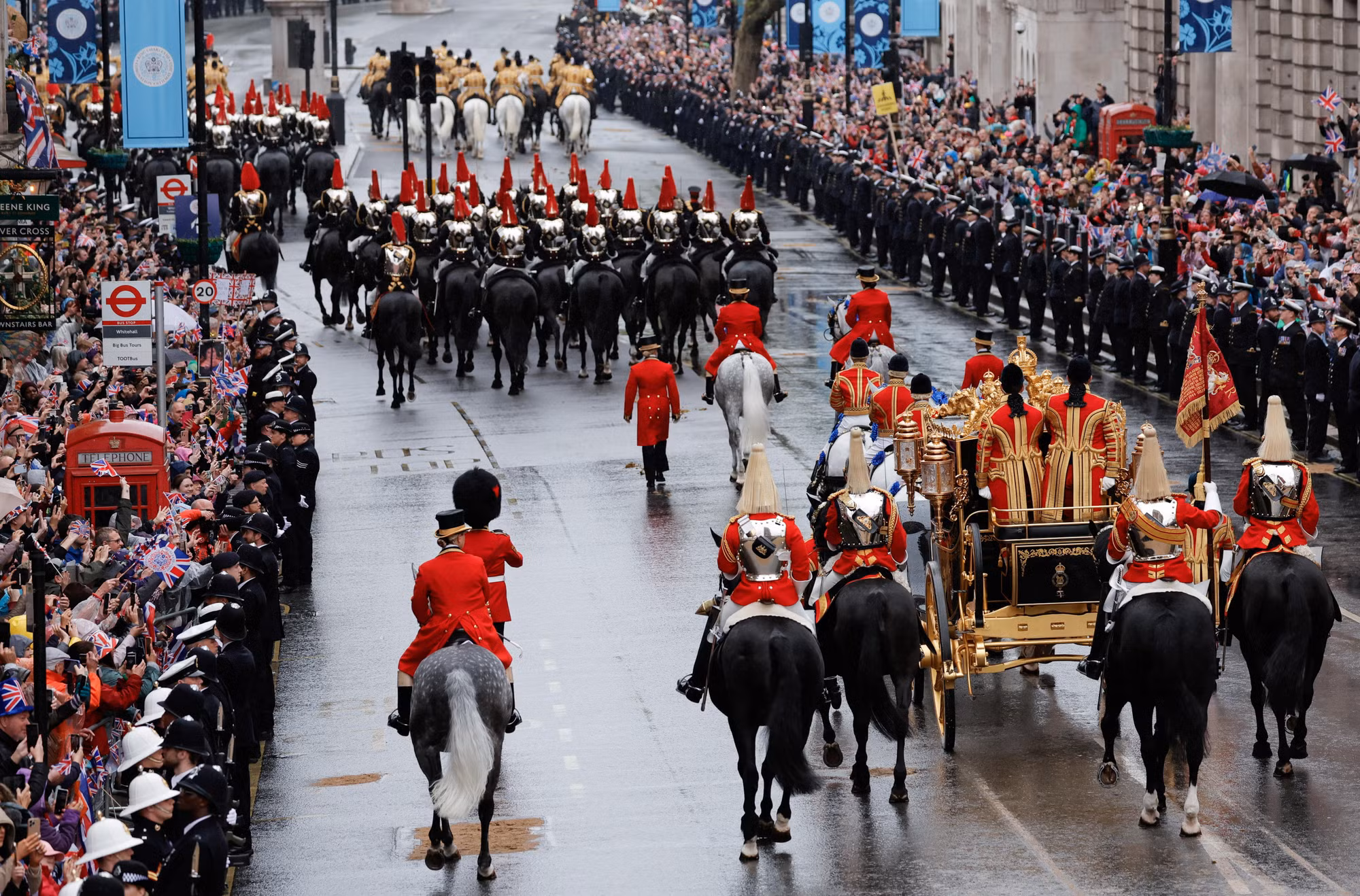 Vua Charles III cùng Hoàng hậu Camilla trong lễ diễu hành đến Tu viện Westminster.