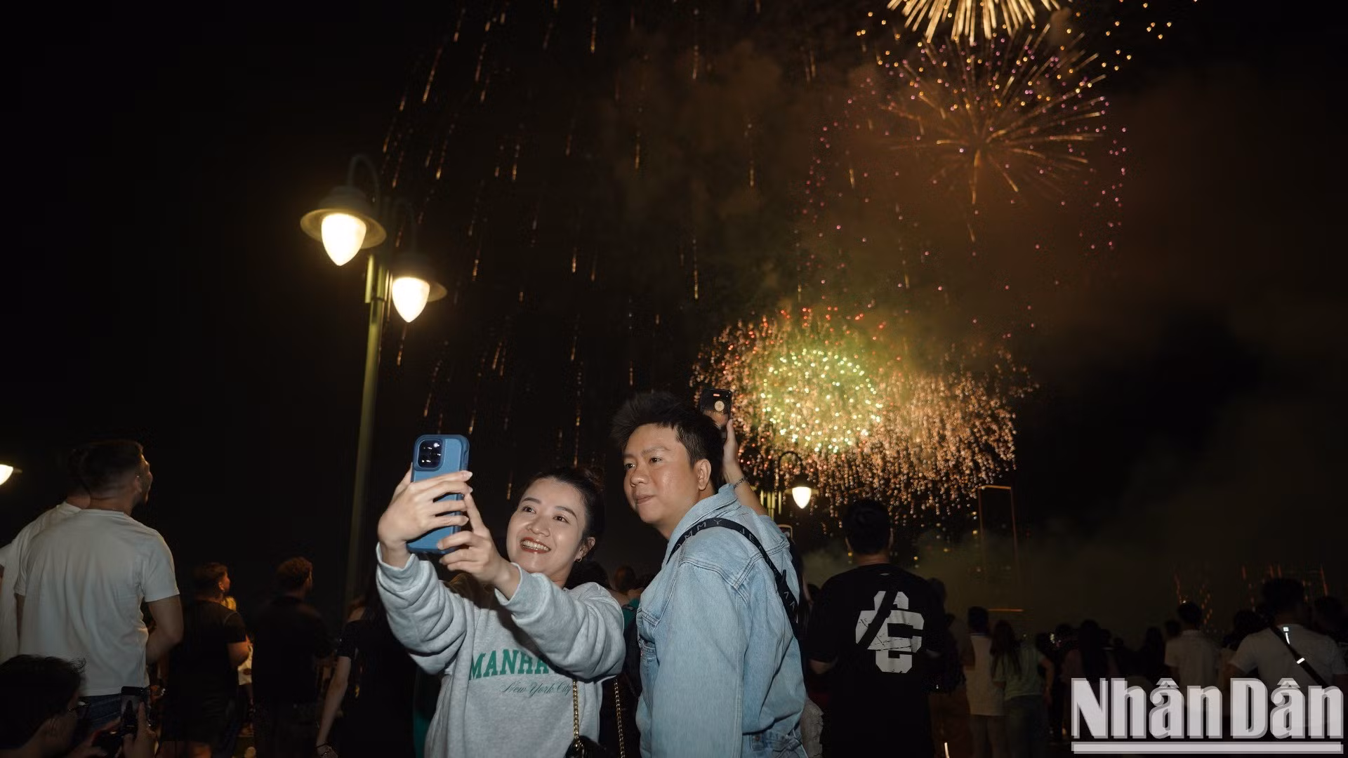 Người dân Thành phố Hồ Chí Minh phấn khởi đón năm mới Ất Tỵ 2025 với màn pháo hoa rực rỡ vào khoảnh khắc giao thừa. (Ảnh: THẾ ANH)