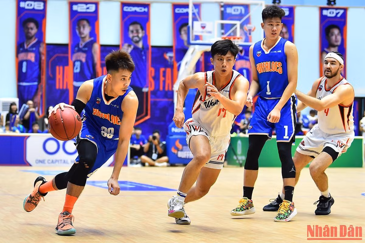 Các cầu thủ Hanoi Buffaloes (áo xanh) không thể tận dụng lợi thế sân nhà cùng phong độ tốt hơn để giữ lại thắng lợi trong trận đấu cuối cùng trên nhà Hoàng Mai tại vòng bảng năm nay.