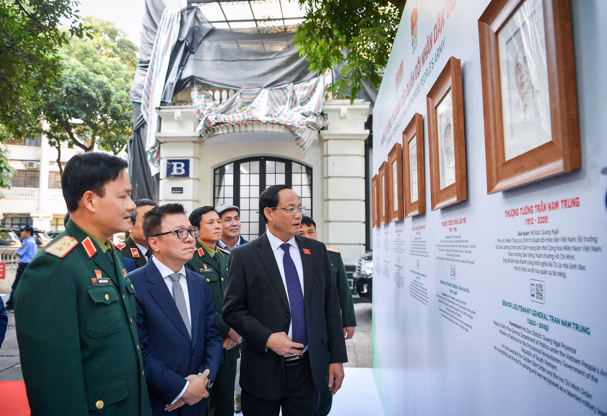 Thượng tướng Trần Quang Phương, Phó Chủ tịch Quốc hội cùng đồng chí Lê Quốc Minh, Tổng Biên tập Báo Nhân Dân và các đại biểu tham quan triển lãm.