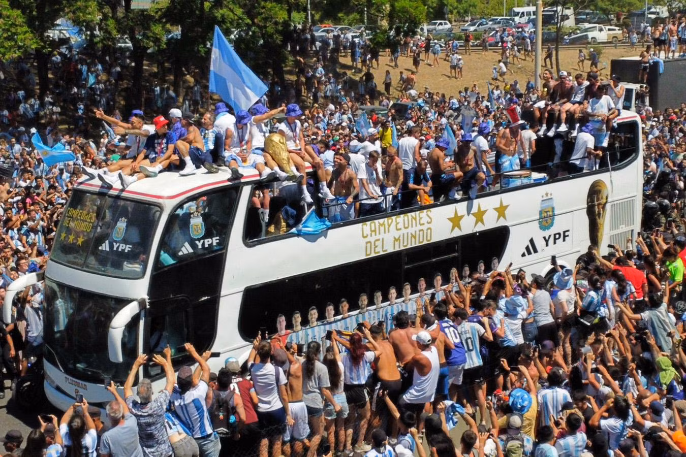 Người hâm mộ chào đón tuyển Argentina đem cúp vàng World Cup trở về. (Ảnh: La Nación) Người hâm mộ chào đón tuyển Argentina đem cúp vàng World Cup trở về. (Ảnh: La Nación)