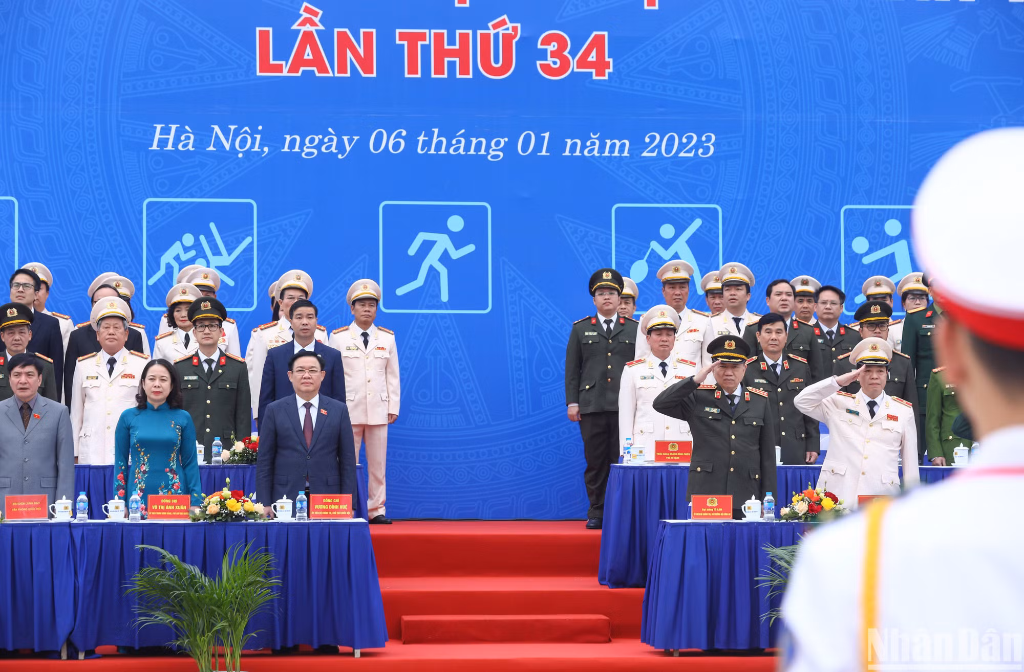 Chủ tịch Quốc hội Vương Đình Huệ và các đại biểu thực hiện nghi thức chào cờ. (Ảnh: THÀNH ĐẠT) Chủ tịch Quốc hội Vương Đình Huệ và các đại biểu thực hiện nghi thức chào cờ. (Ảnh: THÀNH ĐẠT)