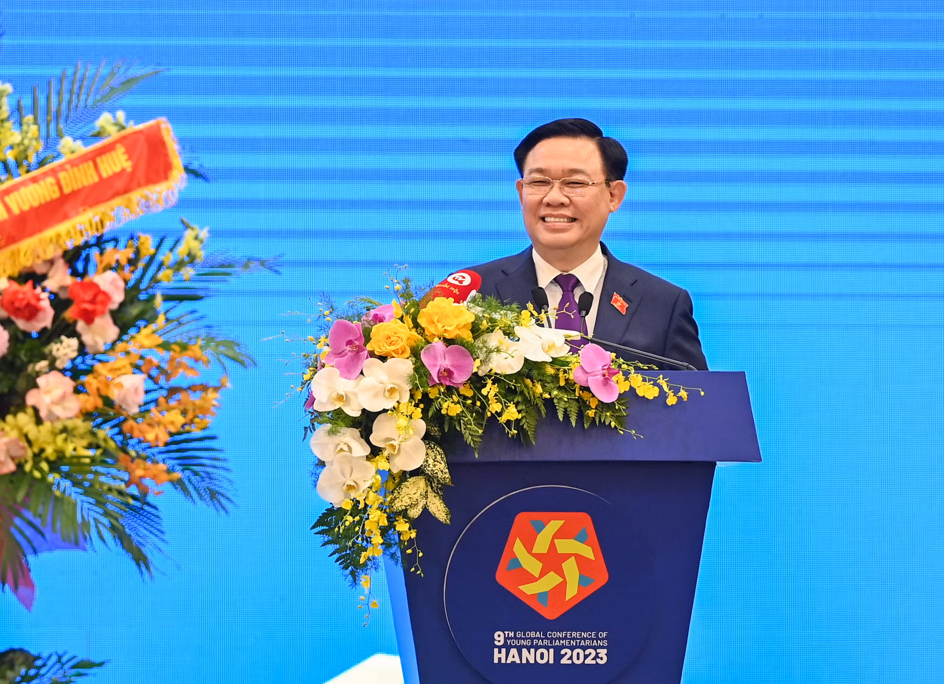 Chủ tịch Quốc hội Vương Đình Huệ phát biểu bế mạc hội nghị. Chủ tịch Quốc hội Vương Đình Huệ phát biểu bế mạc hội nghị.