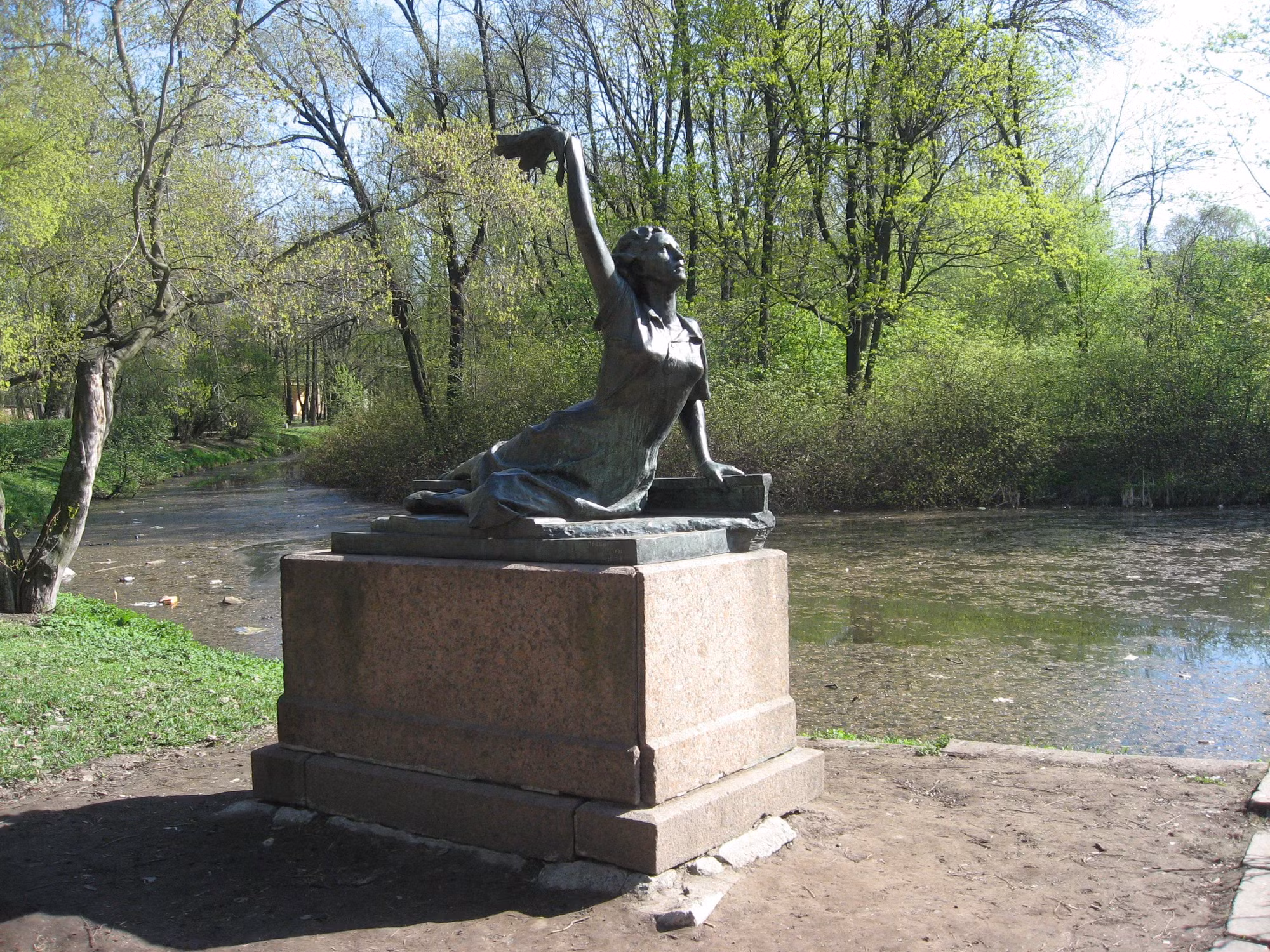 Tượng đài của Raymonde Dien ở thành phố Saint Petersburg, Nga, mô phỏng hình ảnh lúc bà hiên ngang nằm chắn đường ray xe lửa để chặn đoàn tàu chở vũ khí từ Pháp sang Việt Nam. (Ảnh: Dezidor) Tượng đài của Raymonde Dien ở thành phố Saint Petersburg, Nga, mô phỏng hình ảnh lúc bà hiên ngang nằm chắn đường ray xe lửa để chặn đoàn tàu chở vũ khí từ Pháp sang Việt Nam. (Ảnh: Dezidor)