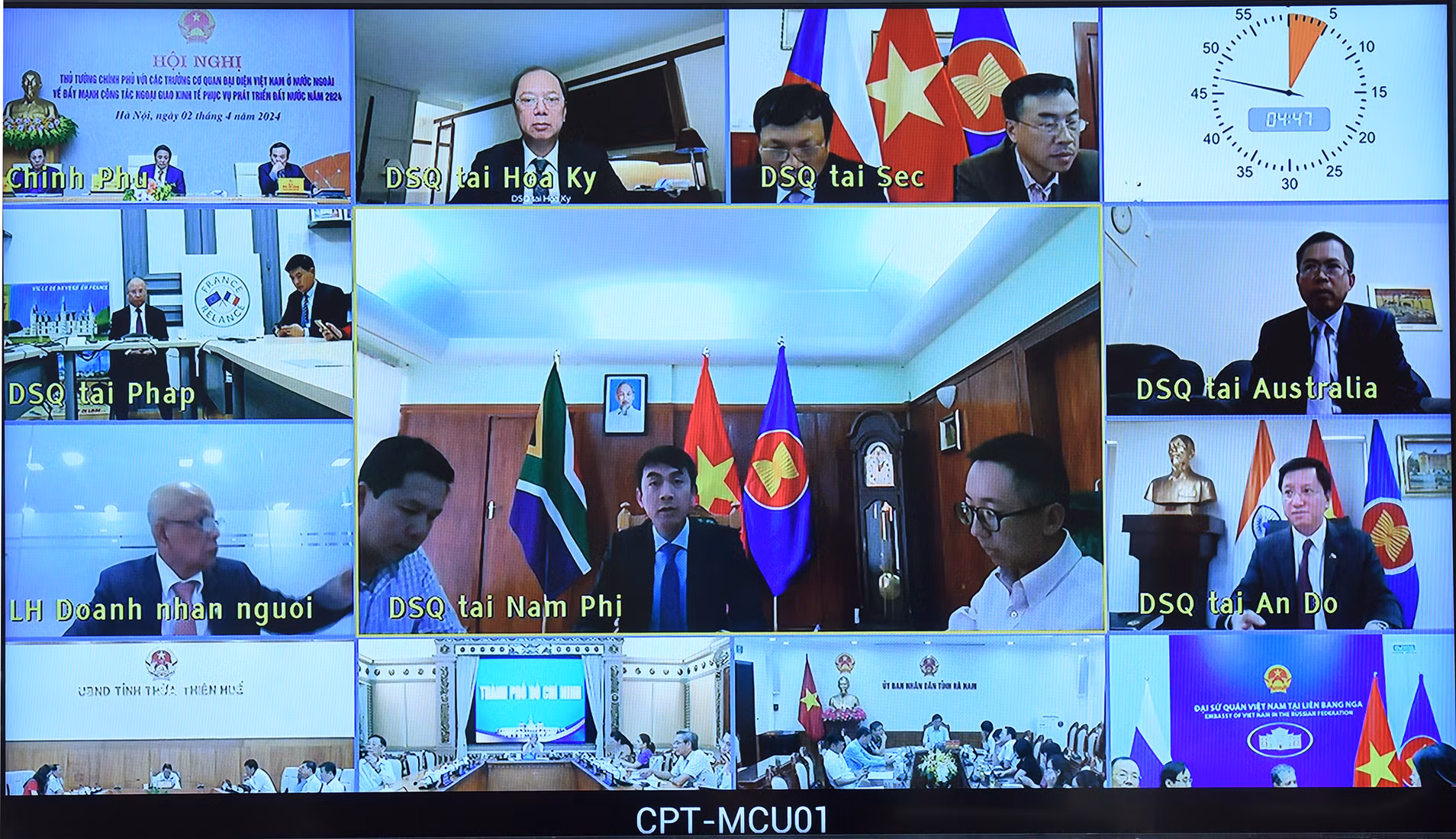 Trưởng các cơ quan đại diện Việt Nam ở nước ngoài phát biểu ý kiến tại hội nghị.