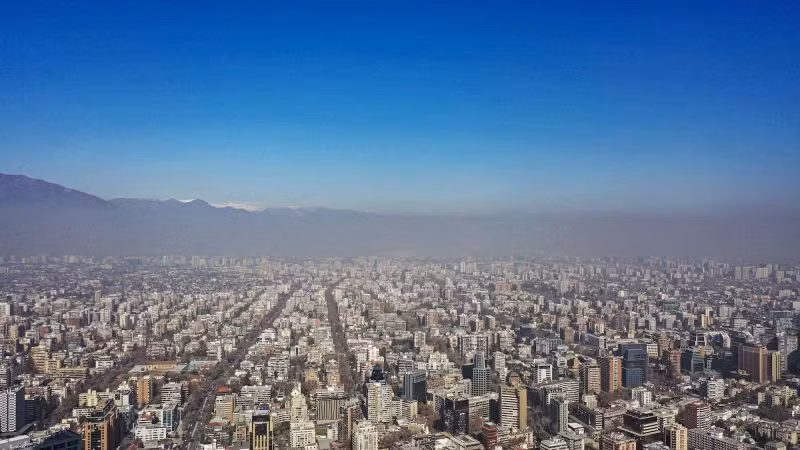 Thành phố Santiago, Chile dưới 1 lớp sương khói do nhiệt độ cao, ngày 2/8/2023. (Ảnh: AFP/Getty Images)