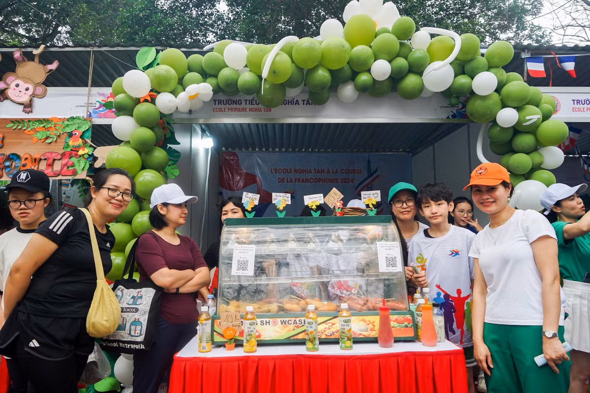 Gian hàng của các em học sinh trường Tiểu học Nghĩa Tân tham dự chương trình. (Ảnh: TRUNG HƯNG)