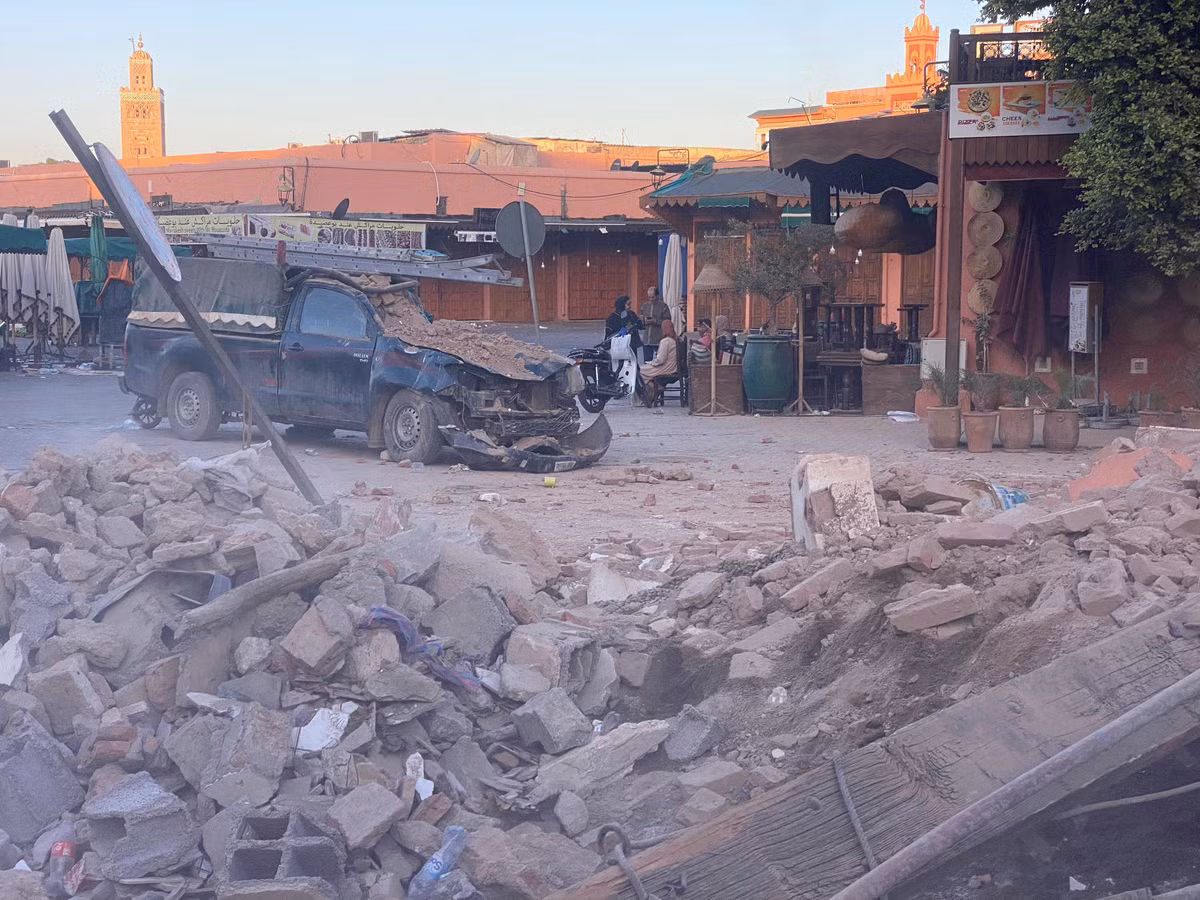 Một chiếc xe bị hư hỏng sau động đất ở Marrakech. (Ảnh: Reuters)
