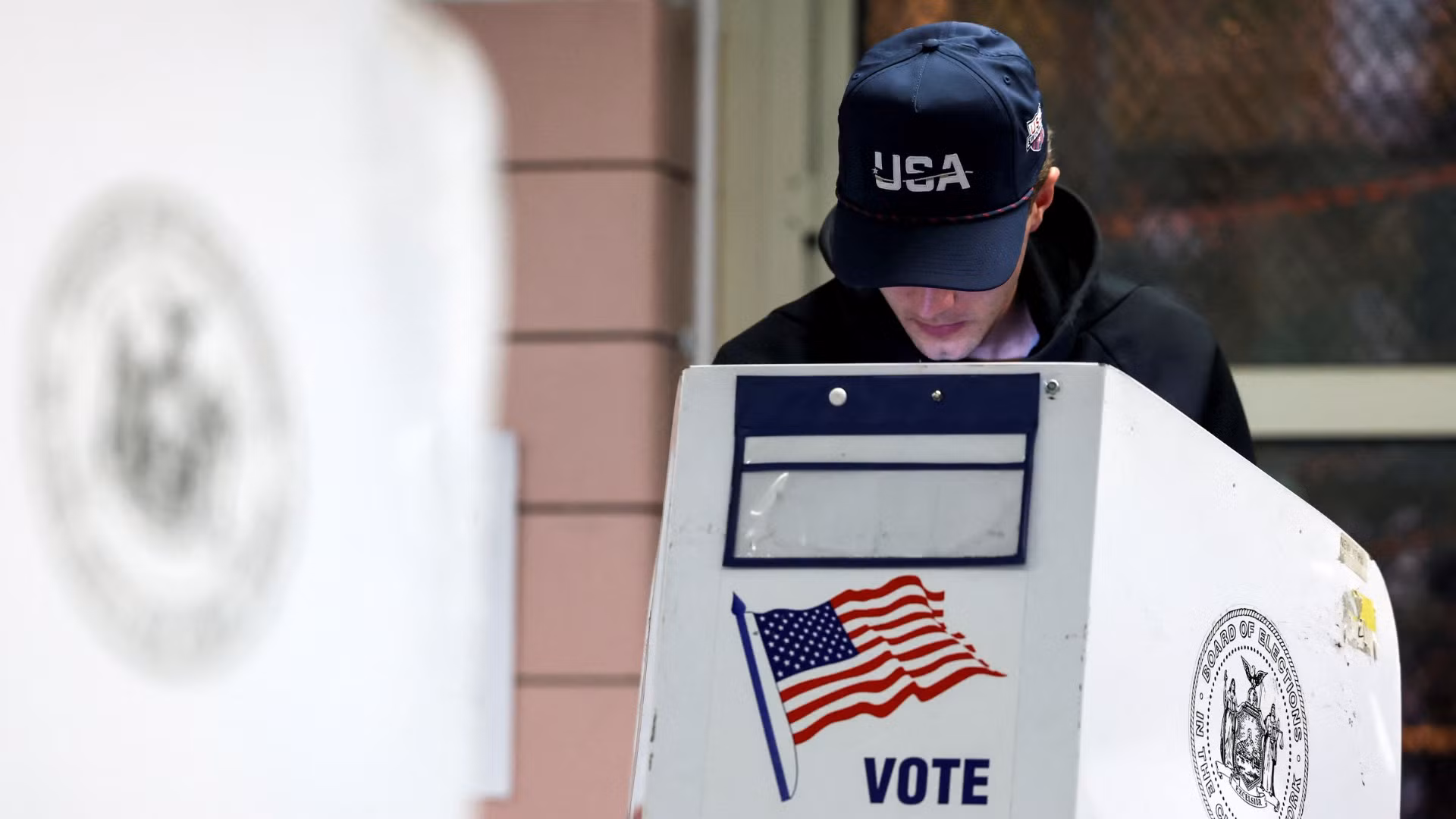 Cử tri Mỹ bỏ phiếu ở Manhattan, thành phố New York, ngày 5/11/2024. (Ảnh: Reuters) Cử tri Mỹ bỏ phiếu ở Manhattan, thành phố New York, ngày 5/11/2024. (Ảnh: Reuters)