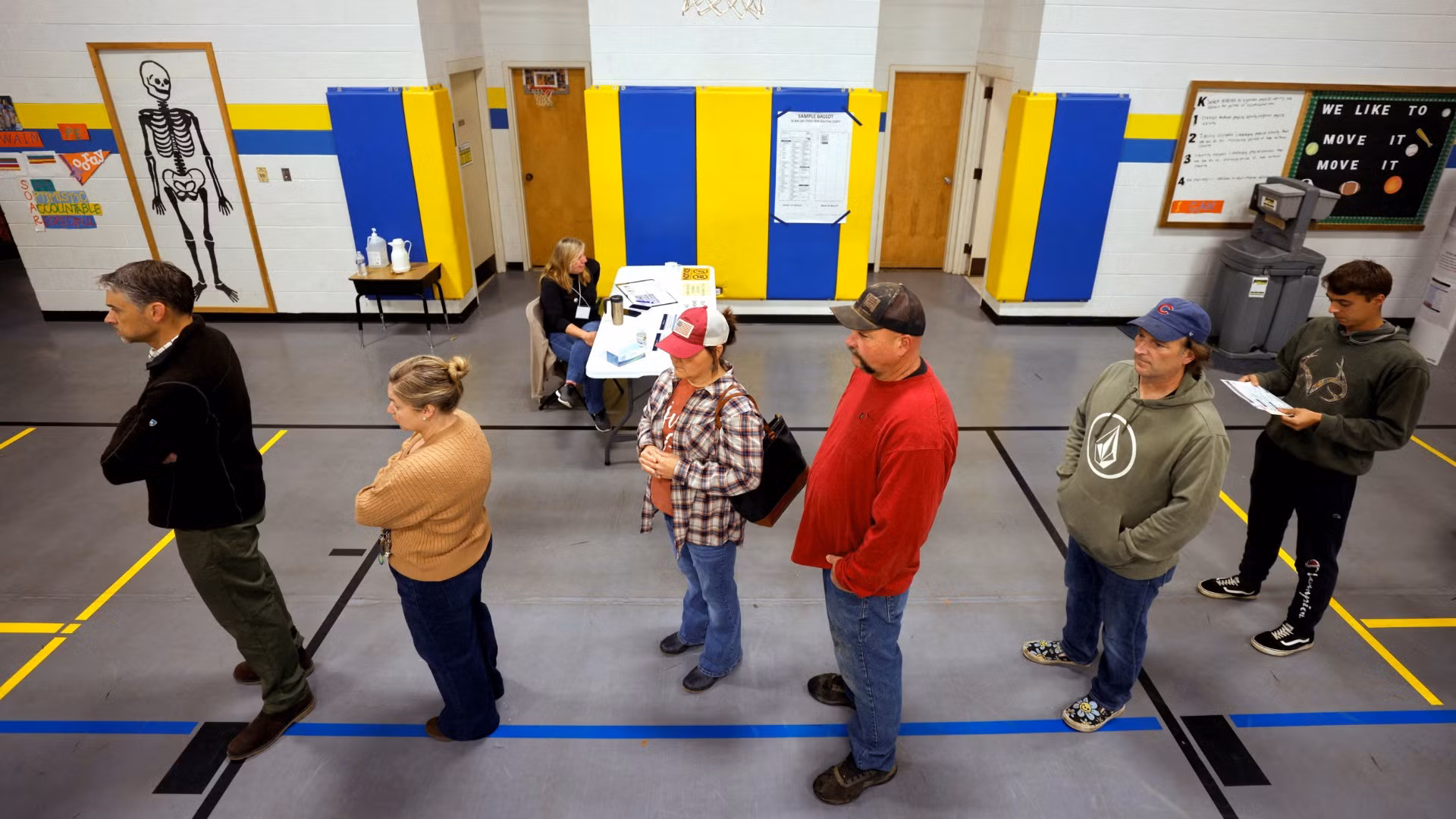 Xếp hàng chờ bỏ phiếu ở Asheville, Bắc Carolina, ngày 5/11/2024. (Ảnh: Reuters) Xếp hàng chờ bỏ phiếu ở Asheville, Bắc Carolina, ngày 5/11/2024. (Ảnh: Reuters)