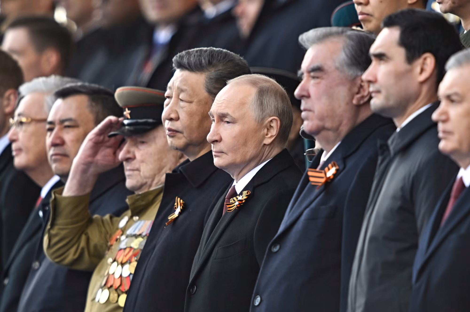 Tổng thống Nga Vladimir Putin, Chủ tịch Trung Quốc Tập Cận Bình và các nhà lãnh đạo quốc tế tham dự buổi lễ. Tổng thống Nga Vladimir Putin, Chủ tịch Trung Quốc Tập Cận Bình và các nhà lãnh đạo quốc tế tham dự buổi lễ.