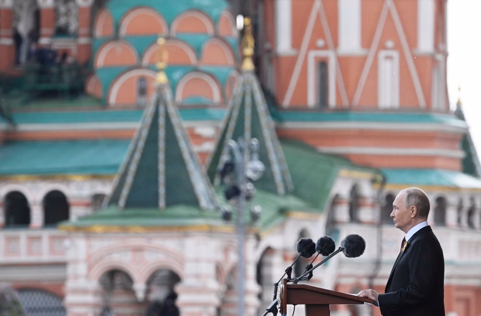 Tổng thống Vladimir Putin phát biểu khai mạc lễ duyệt binh, khẳng định ý nghĩa lịch sử của Chiến thắng trong Chiến tranh Vệ quốc vĩ đại cách đây 80 năm và tinh thần đoàn kết chống chủ nghĩa phát-xít. Tổng thống Vladimir Putin phát biểu khai mạc lễ duyệt binh, khẳng định ý nghĩa lịch sử của Chiến thắng trong Chiến tranh Vệ quốc vĩ đại cách đây 80 năm và tinh thần đoàn kết chống chủ nghĩa phát-xít.