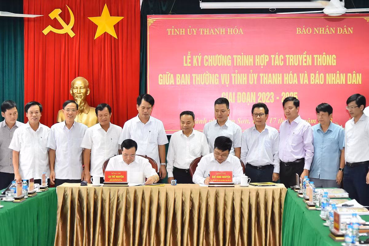Phó Tổng Biên tập Báo Nhân Dân Quế Đình Nguyên và Phó Bí thư Thường trực Tỉnh ủy Thanh Hóa Lại Thế Nguyên cùng ký chương trình hợp tác truyền thông giữa Báo Nhân Dân và Ban Thường vụ Tỉnh ủy Thanh Hóa giai đoạn 2023-2025.
