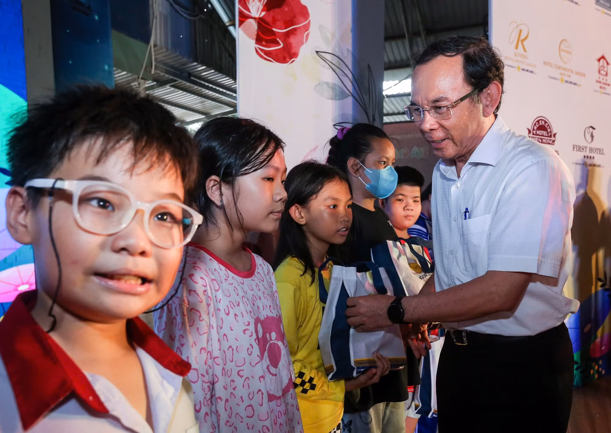 Ông Nguyễn Văn Nên, Ủy viên Bộ Chính trị, Bí thư thành ủy TP Hồ Chí Minh trao quà trung thu cho thiếu nhi mồ côi được chương trình "Cùng con đi tiếp cuộc đời" nhận hỗ trợ. Ông Nguyễn Văn Nên, Ủy viên Bộ Chính trị, Bí thư thành ủy TP Hồ Chí Minh trao quà trung thu cho thiếu nhi mồ côi được chương trình "Cùng con đi tiếp cuộc đời" nhận hỗ trợ.