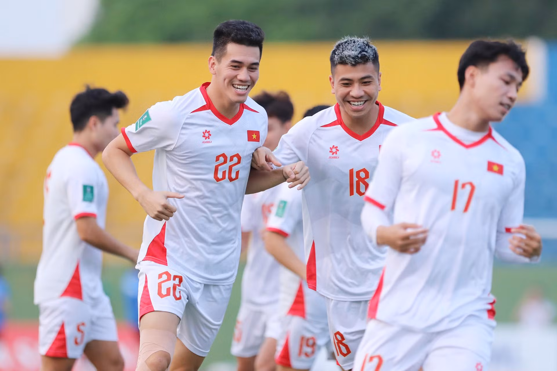Tinh thần hứng khởi tại buổi tập của Tiến Linh và các đồng đội.