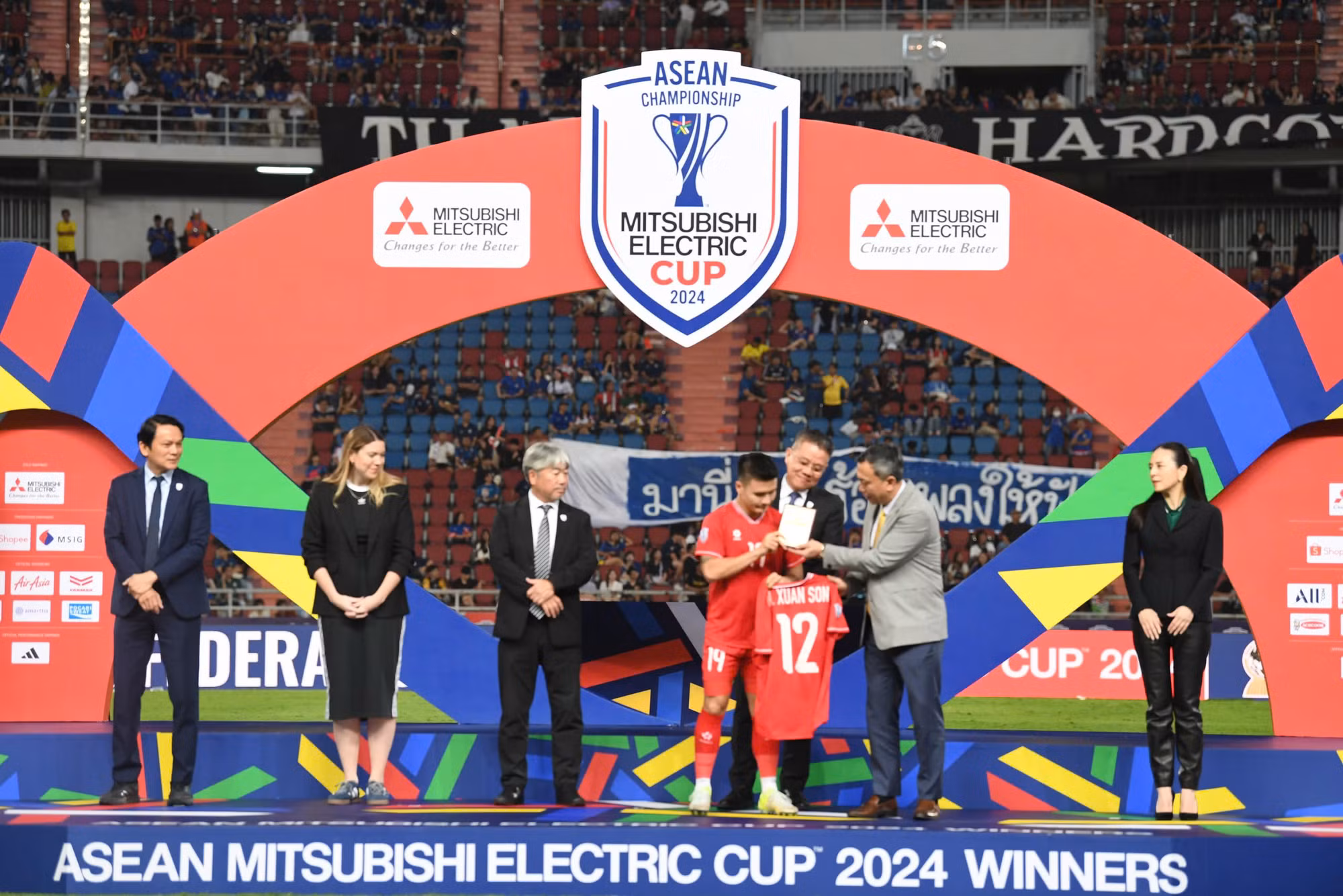 Quang Hải thay mặt Xuân Son nhận Danh hiệu Vua phá lưới của ASEAN Cup 2024. Quang Hải thay mặt Xuân Son nhận Danh hiệu Vua phá lưới của ASEAN Cup 2024.