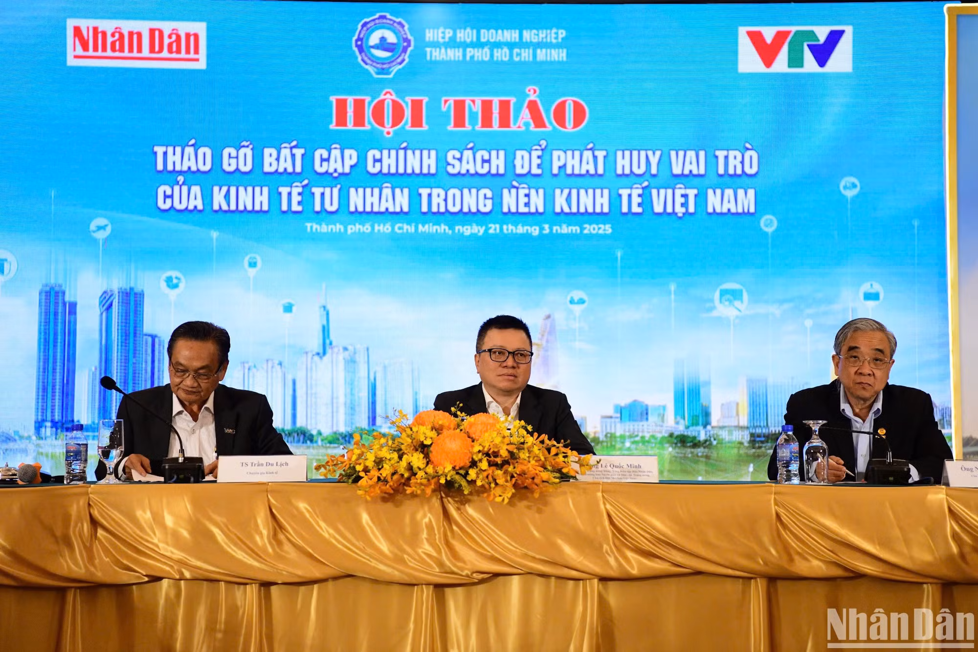 Các đại biểu điều hành phiên tọa đàm.