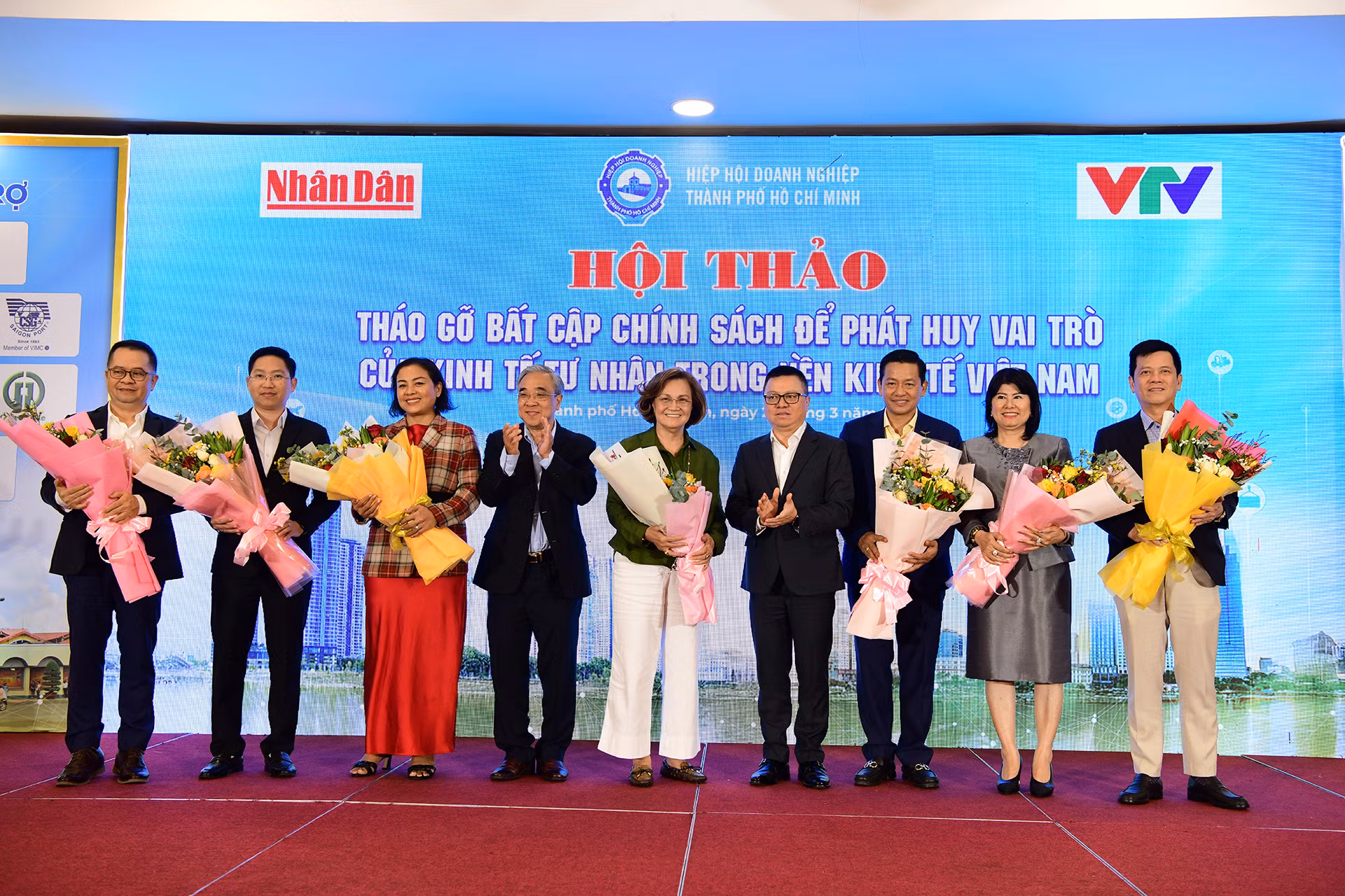 Ban Tổ chức tặng hoa kỷ niệm tới các doanh nghiệp kinh tế tư nhân tham dự hội thảo.