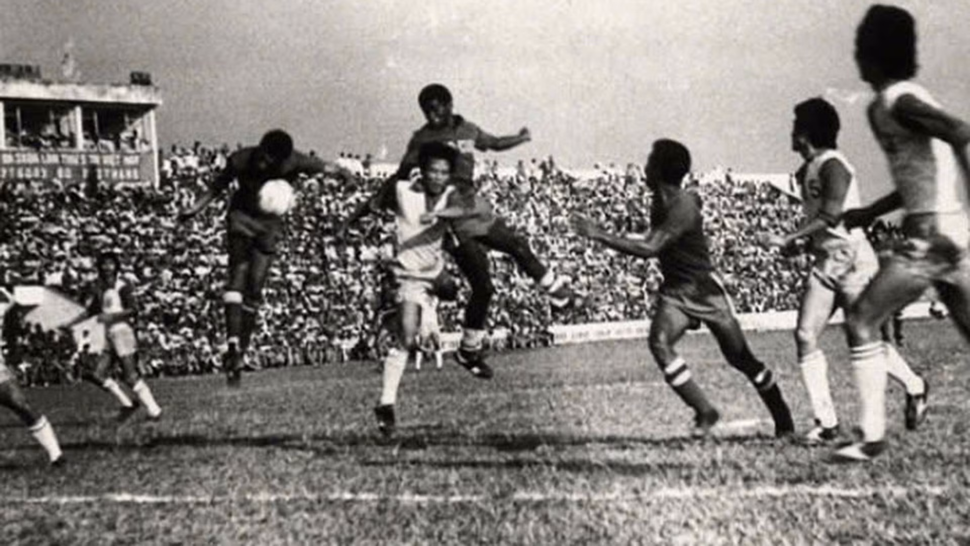 Cuộc hội ngộ bóng đá 2 miền nam-bắc trên sân Thống Nhất ngày 7/11/1976. (Ảnh tư liệu của These Football Times)