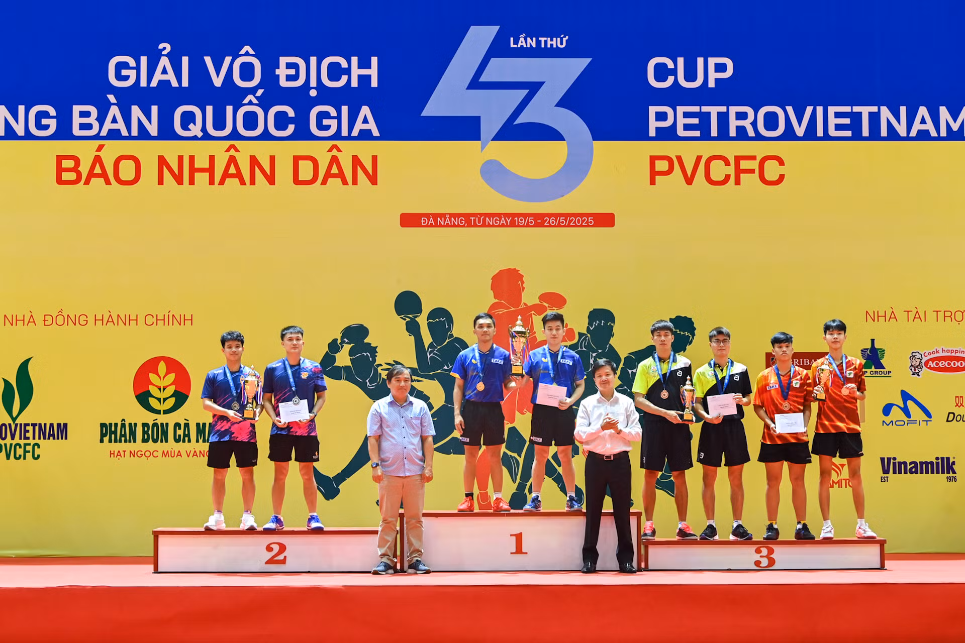 Đại diện Ban tổ chức trao huy chương và cúp cho các đội đoạt giải tại nội dung đôi nam. Đại diện Ban tổ chức trao huy chương và cúp cho các đội đoạt giải tại nội dung đôi nam.