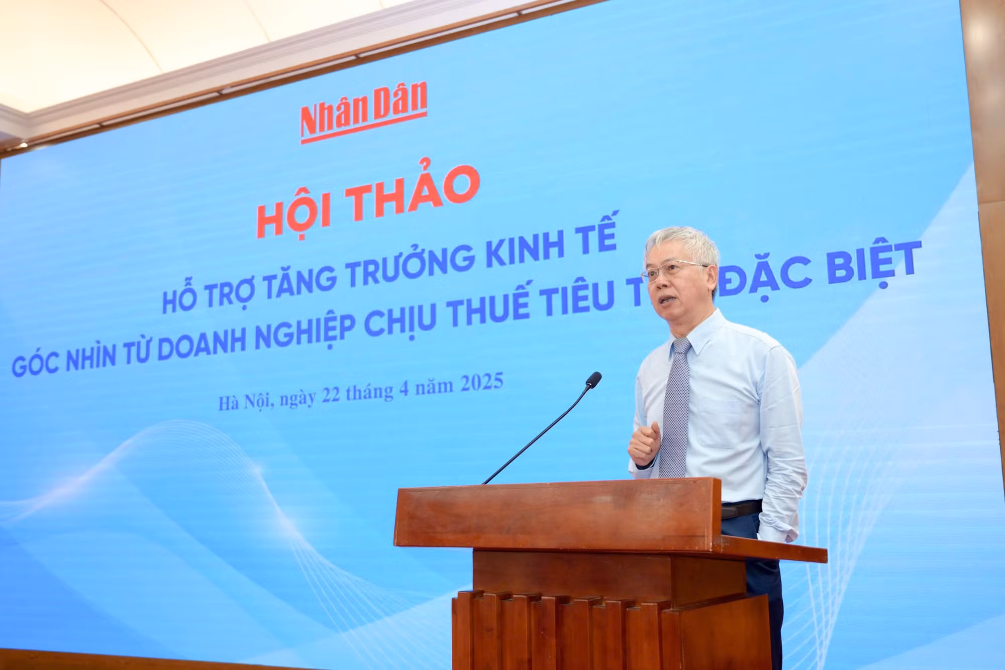 TS Nguyễn Đức Kiên, Đại biểu Quốc hội khóa XII, XIII, XIV, nguyên Tổ trưởng Tổ tư vấn kinh tế của Thủ tướng Chính phủ điều hành hội thảo. TS Nguyễn Đức Kiên, Đại biểu Quốc hội khóa XII, XIII, XIV, nguyên Tổ trưởng Tổ tư vấn kinh tế của Thủ tướng Chính phủ điều hành hội thảo.