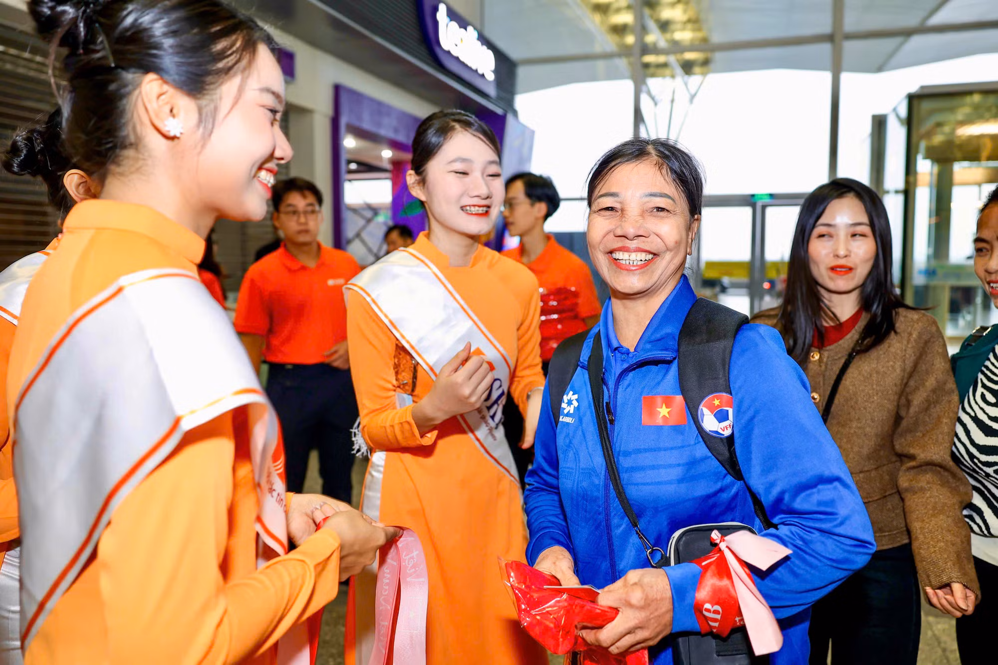Niềm vui của những cổ động viên, người thân của các tuyển thủ trước giờ khởi hành.