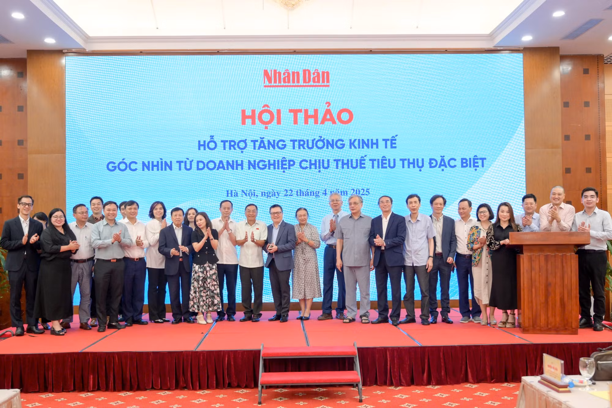 Các đại biểu chụp hình lưu niệm. Các đại biểu chụp hình lưu niệm.