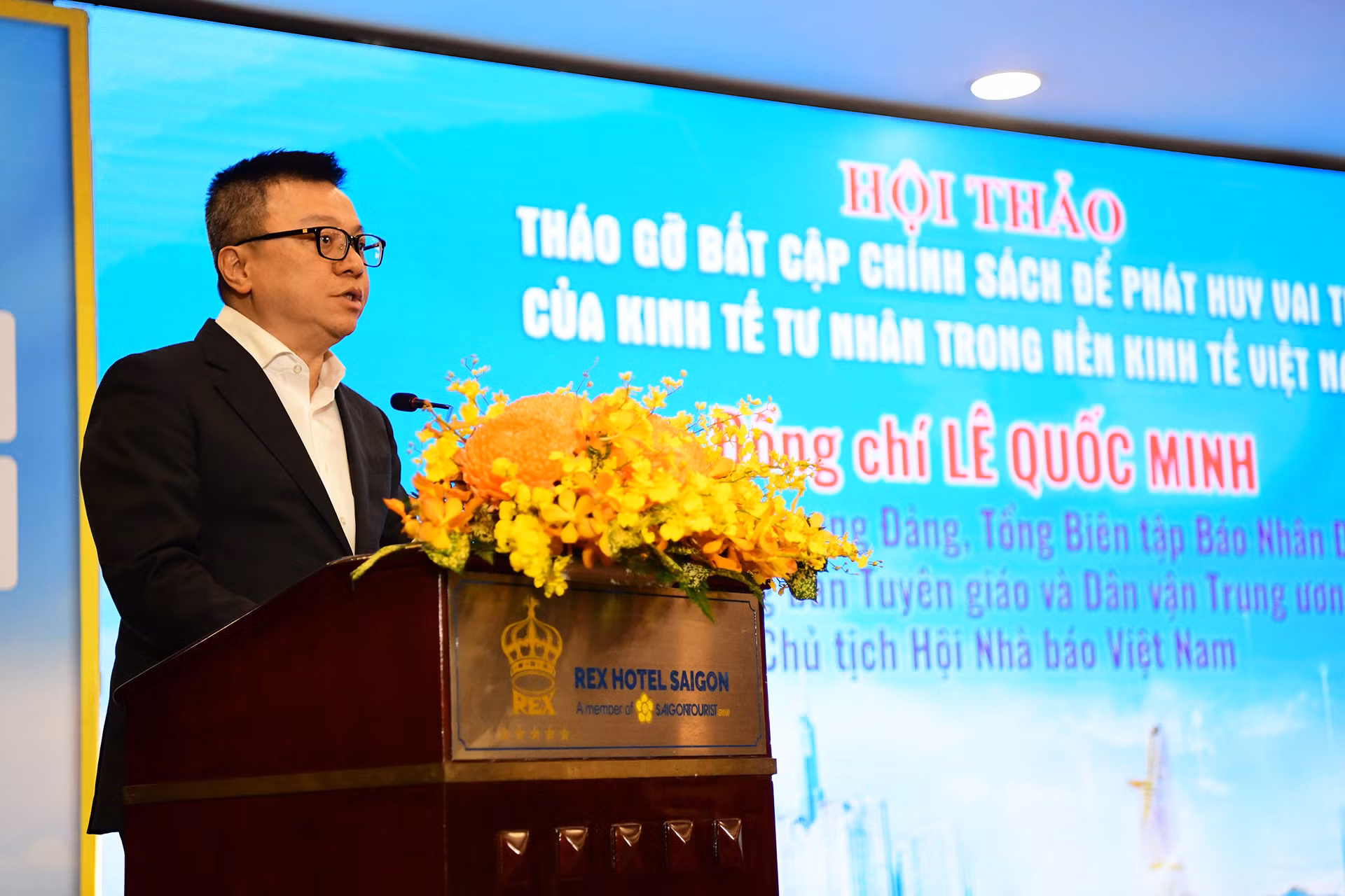 Đồng chí Lê Quốc Minh, Ủy viên Trung ương Đảng, Tổng Biên tập Báo Nhân Dân, Phó Trưởng Ban Tuyên giáo và Dân vận Trung ương, Chủ tịch Hội Nhà báo Việt Nam phát biểu mở đầu hội thảo.