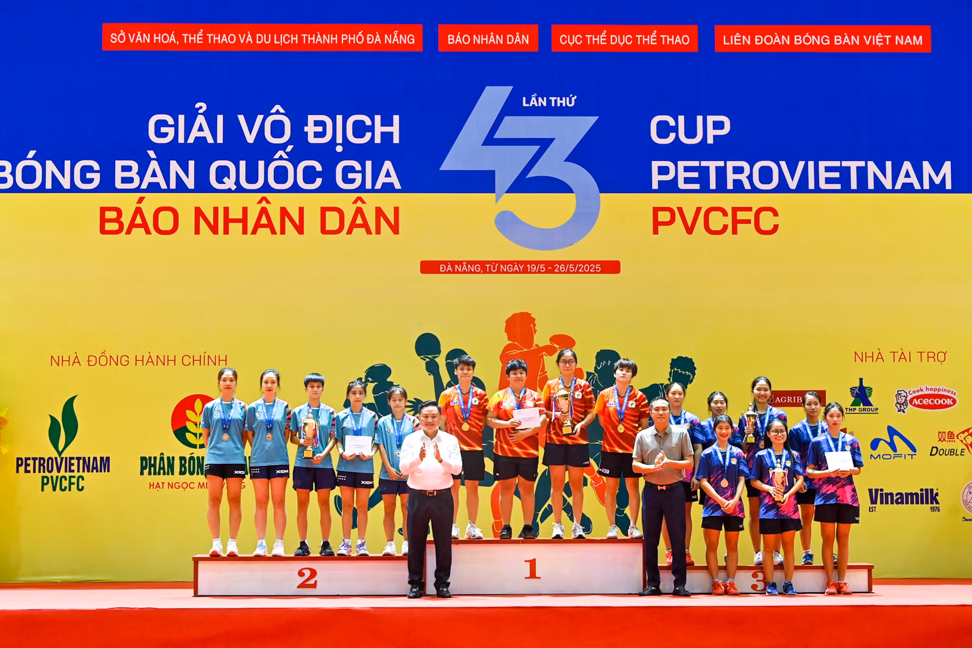 Đại diện Ban tổ chức trao huy chương và cúp cho các đội đoạt giải tại nội dung đồng đội nữ. Đại diện Ban tổ chức trao huy chương và cúp cho các đội đoạt giải tại nội dung đồng đội nữ.