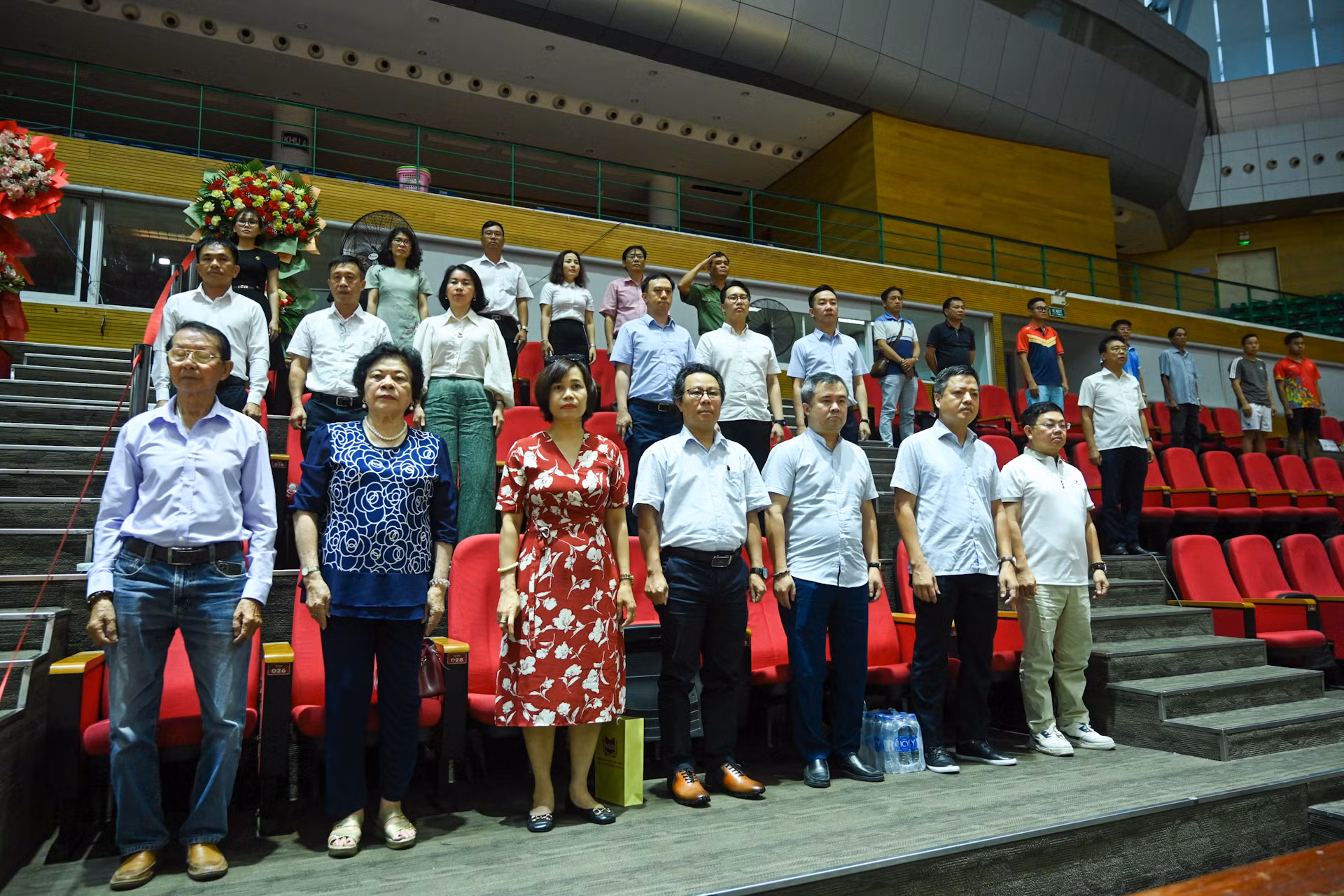 Các đại biểu thực hiện nghi lễ chào cờ.