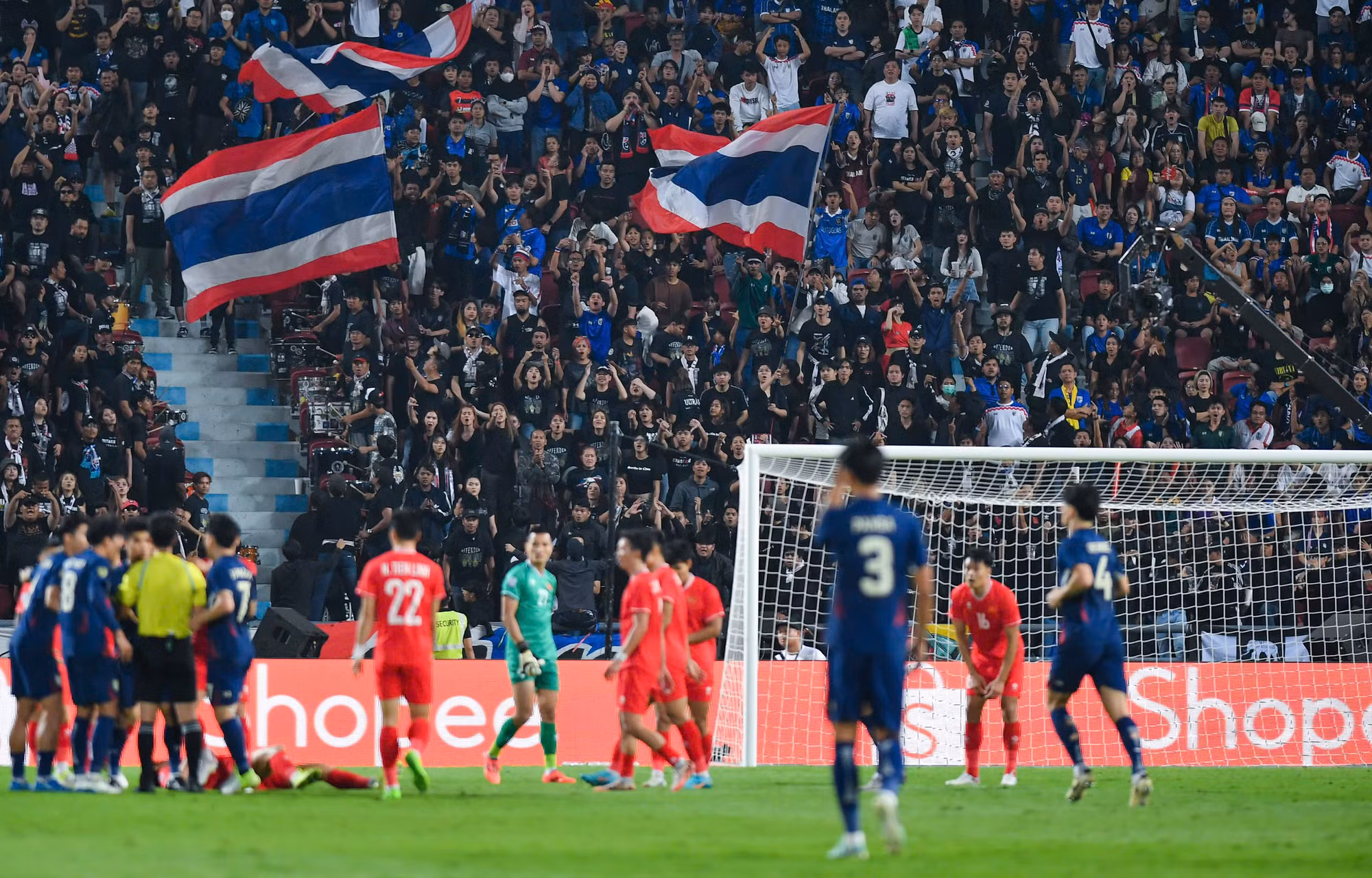 Weerathep Pomphan lãnh thẻ vàng thứ hai sau pha phạm lỗi với Quang Hải. Weerathep Pomphan lãnh thẻ vàng thứ hai sau pha phạm lỗi với Quang Hải.