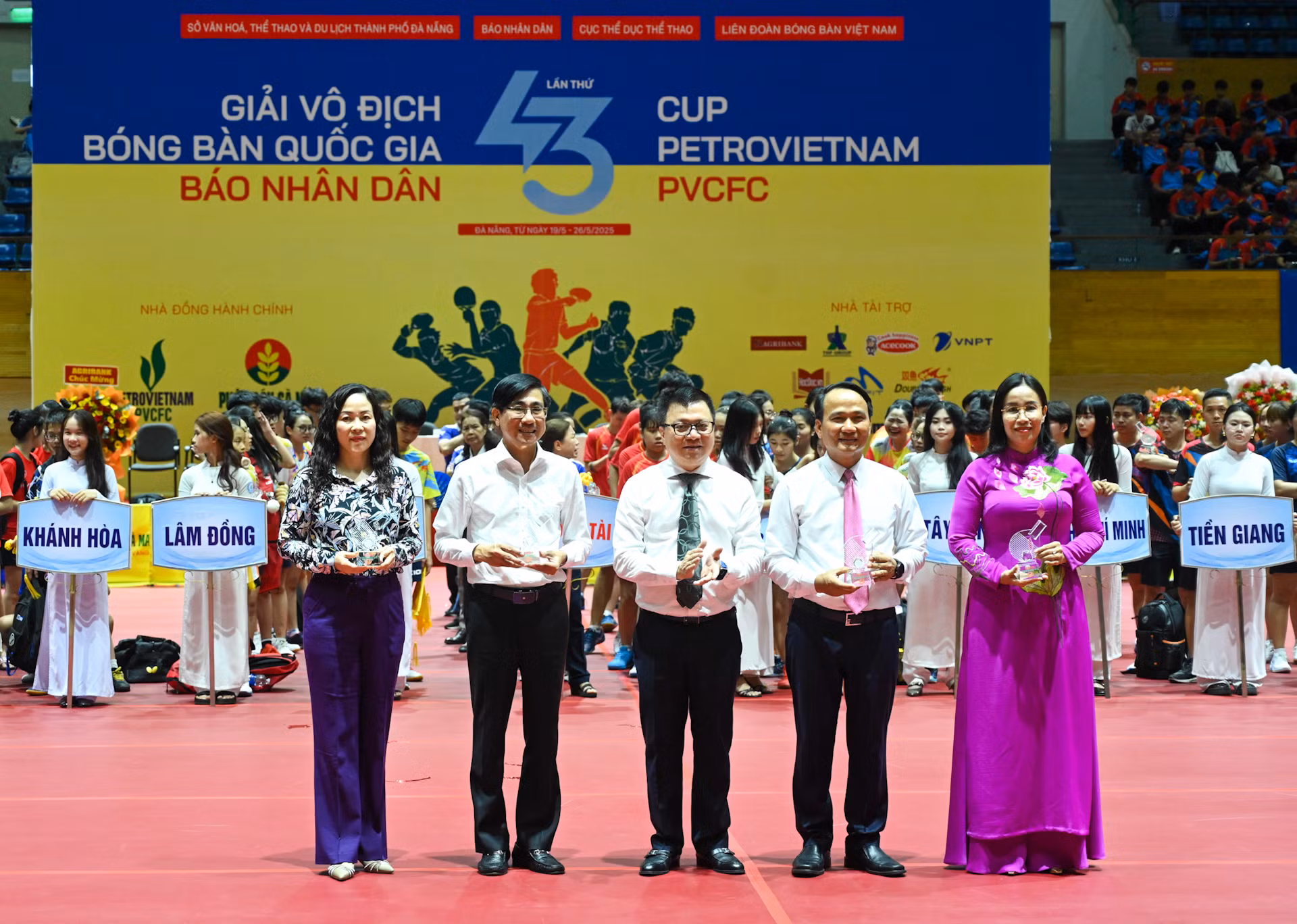 Đồng chí Lê Quốc Minh tặng kỷ niệm chương tới các lãnh đạo thành phố Đà Nẵng nhằm bày tỏ sự cảm ơn và ghi nhận những đóng góp quan trọng của thành phố Đà Nẵng - địa phương đăng cai Giải vô địch bóng bàn quốc gia Báo Nhân Dân lần thứ 43.