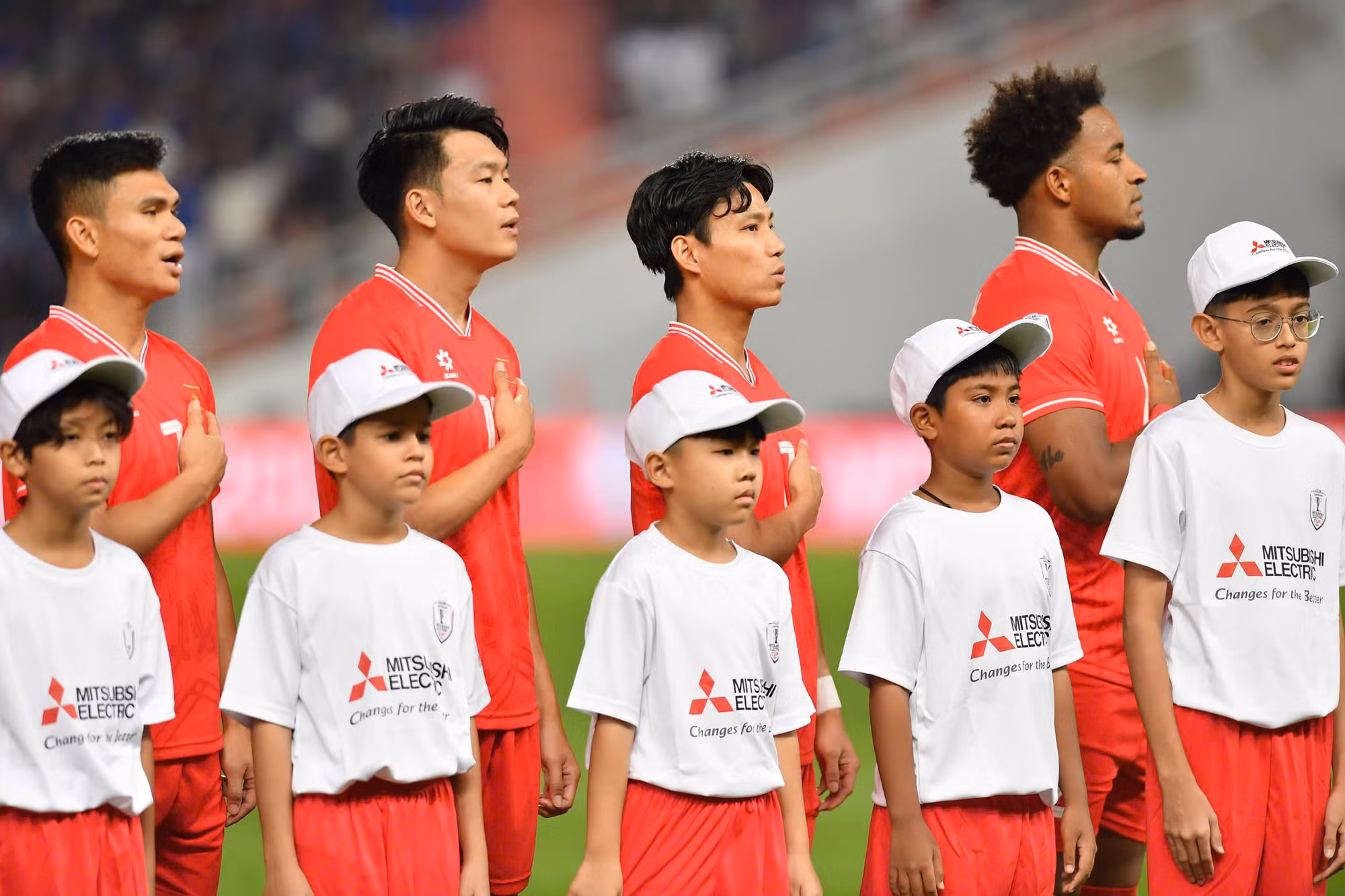 Các thành viên đội tuyển Việt Nam thực hiện nghi thức chào cờ và hát quốc ca. Các thành viên đội tuyển Việt Nam thực hiện nghi thức chào cờ và hát quốc ca.