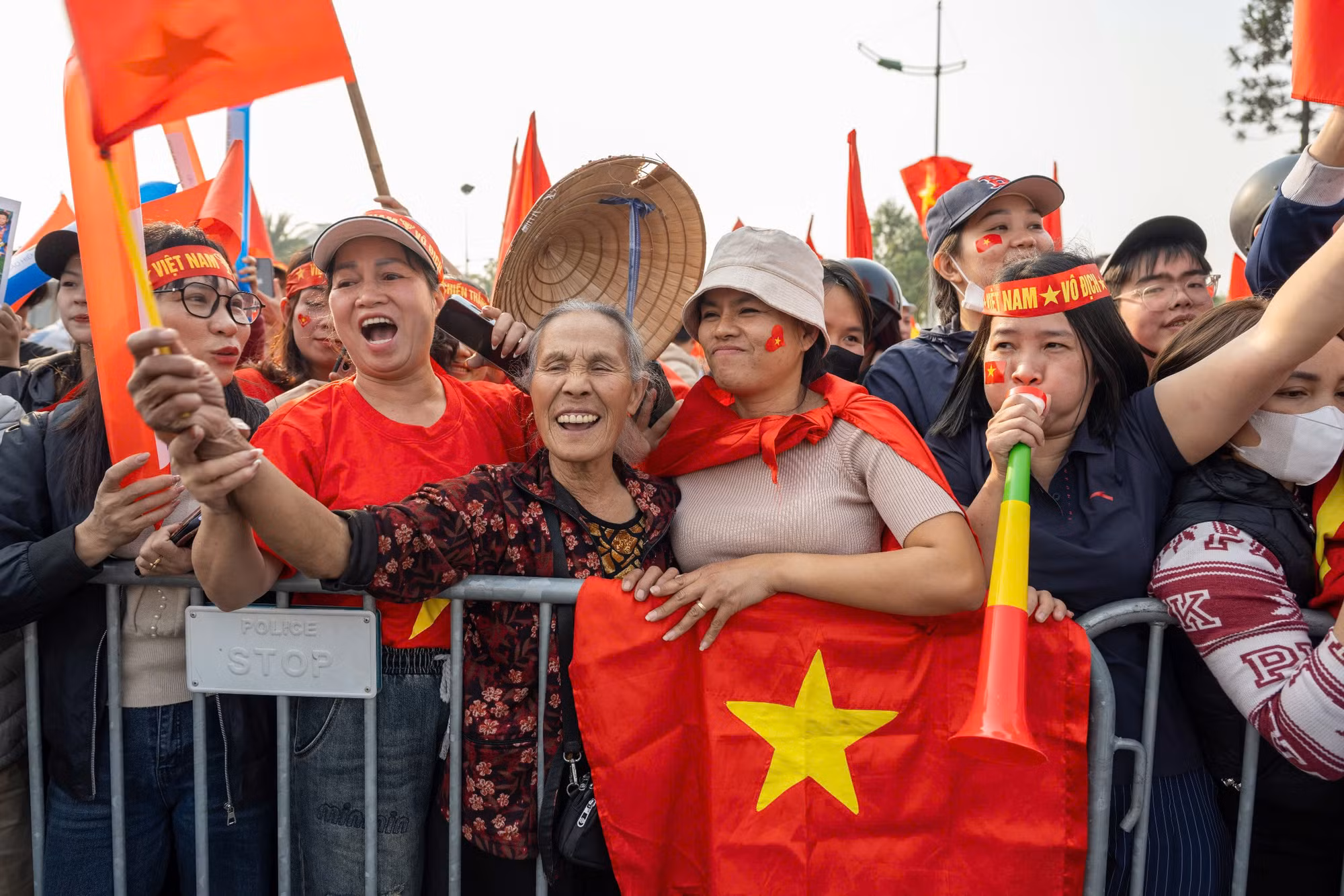 Người hâm mộ từ mọi lứa tuổi có mặt bên ngoài sân bay.