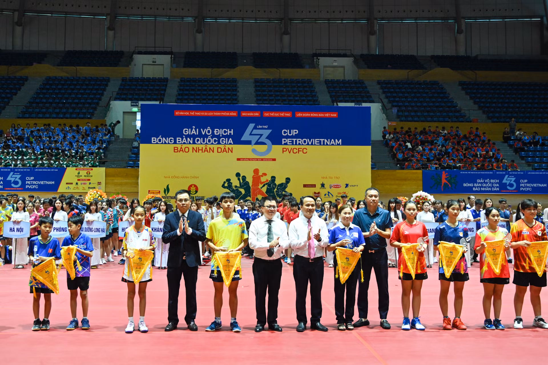 Các đại biểu trao kỷ niệm chương và cờ lưu niệm của giải đấu tới các đoàn vận động viên và trọng tài nhằm động viên và cổ vũ tinh thần.